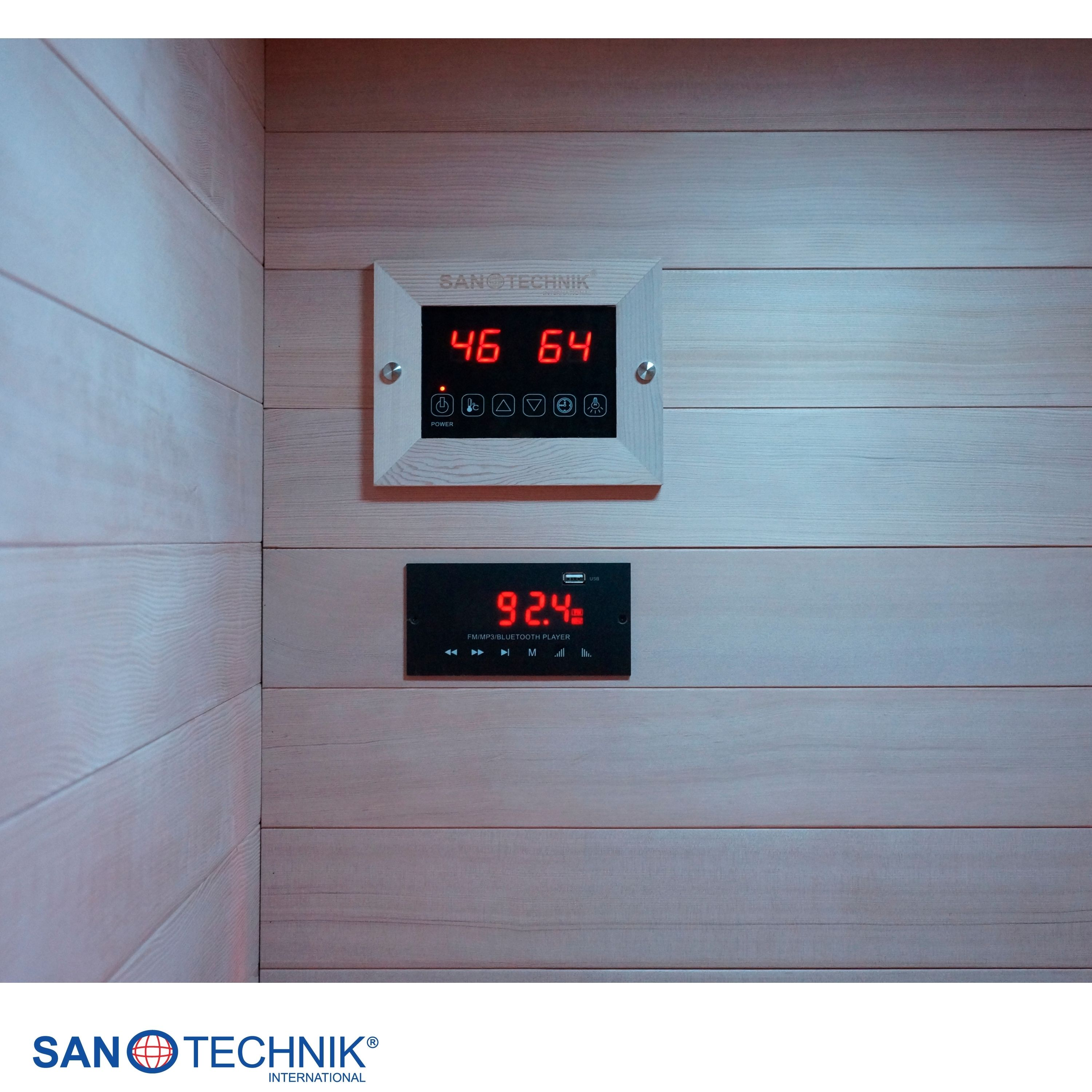 Holzverkleidete Saunawand mit zwei digitalen Displays und Bedienelementen.