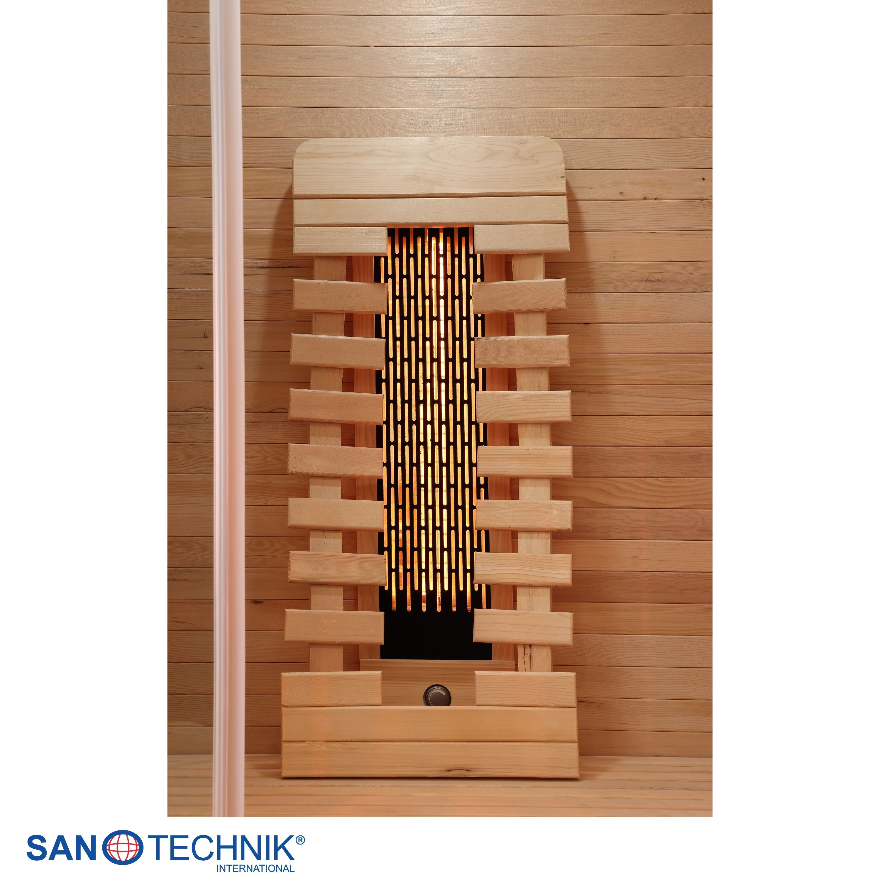 Holzvertäfelte Sauna mit beleuchtetem Heizpaneel und Holzbänken.