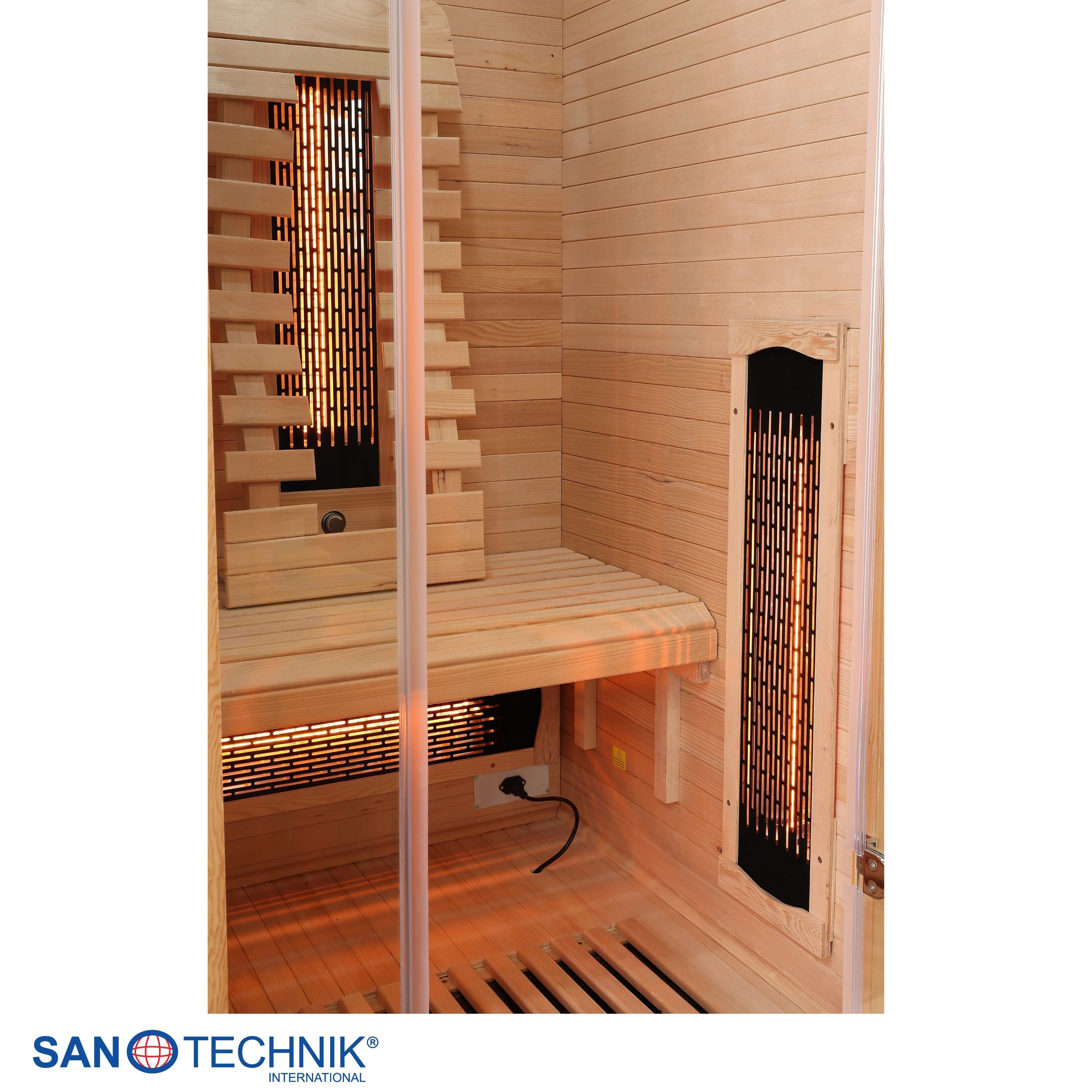 Holzsauna mit Glasfront und eingebauten Heizstrahlern, Sitzbänken und Bodenrost.