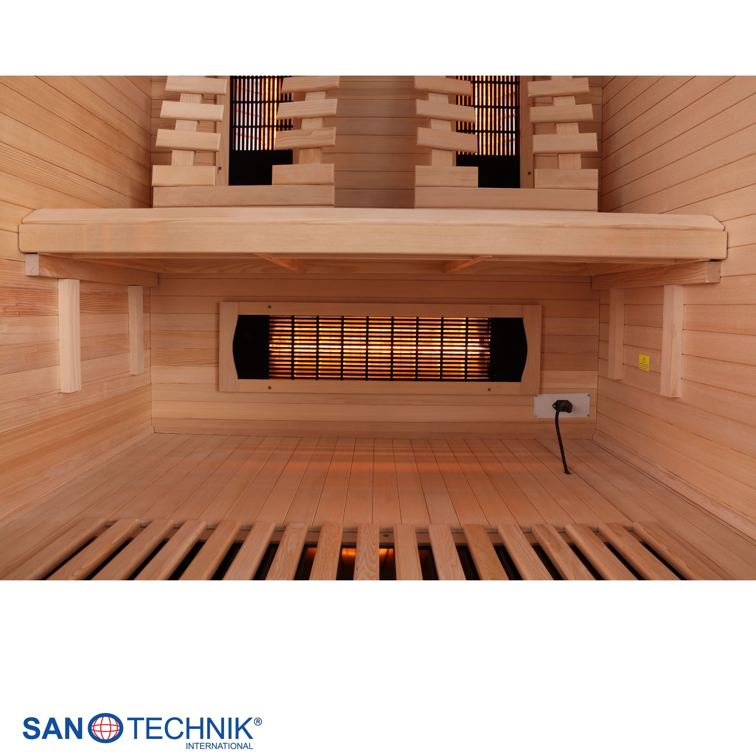 Innenansicht einer Holzsauna mit leuchtendem Heizstrahler und Steckdose.