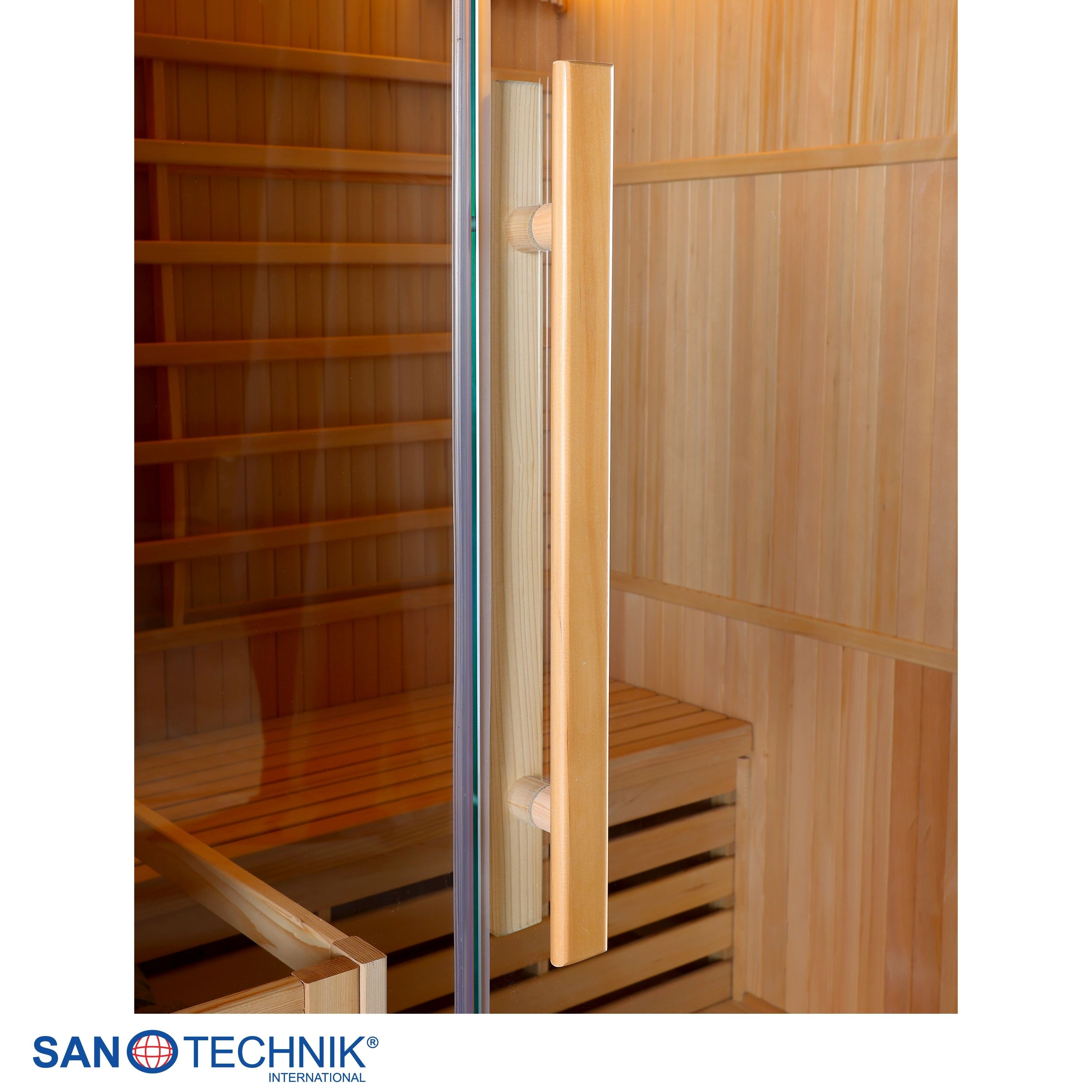 Holztürgriff an einer Glastür einer Sauna mit Holzbänken.