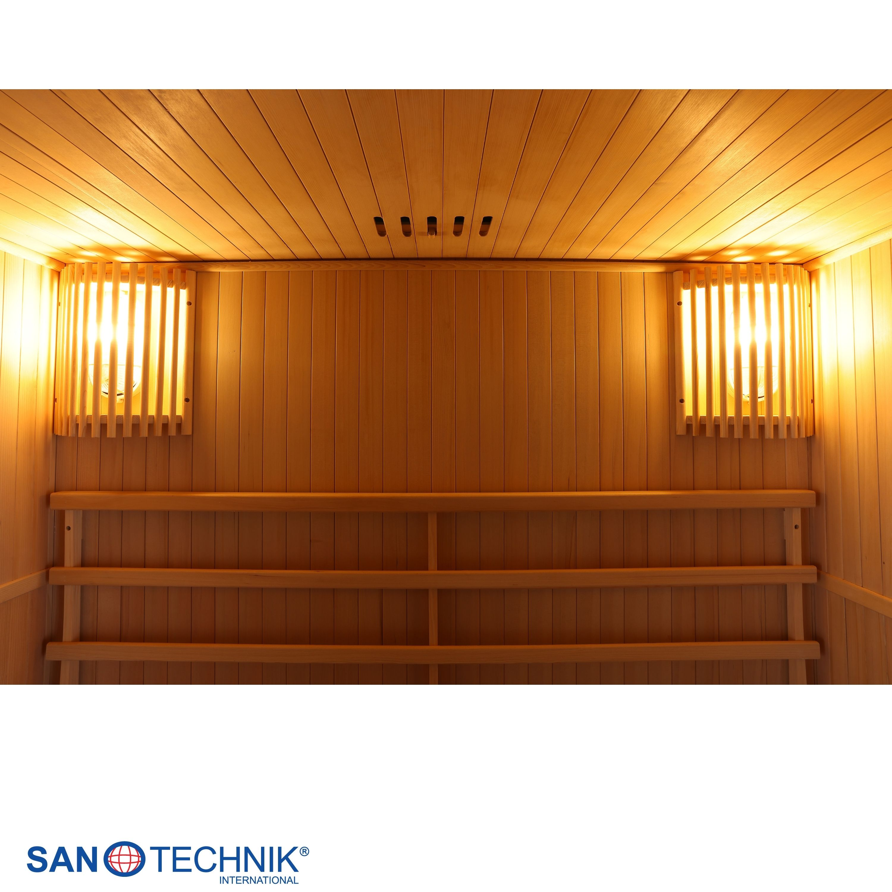 Ein holzgetäfeltes Saunainnen mit beleuchteten Wandlampen und Sitzbänken.