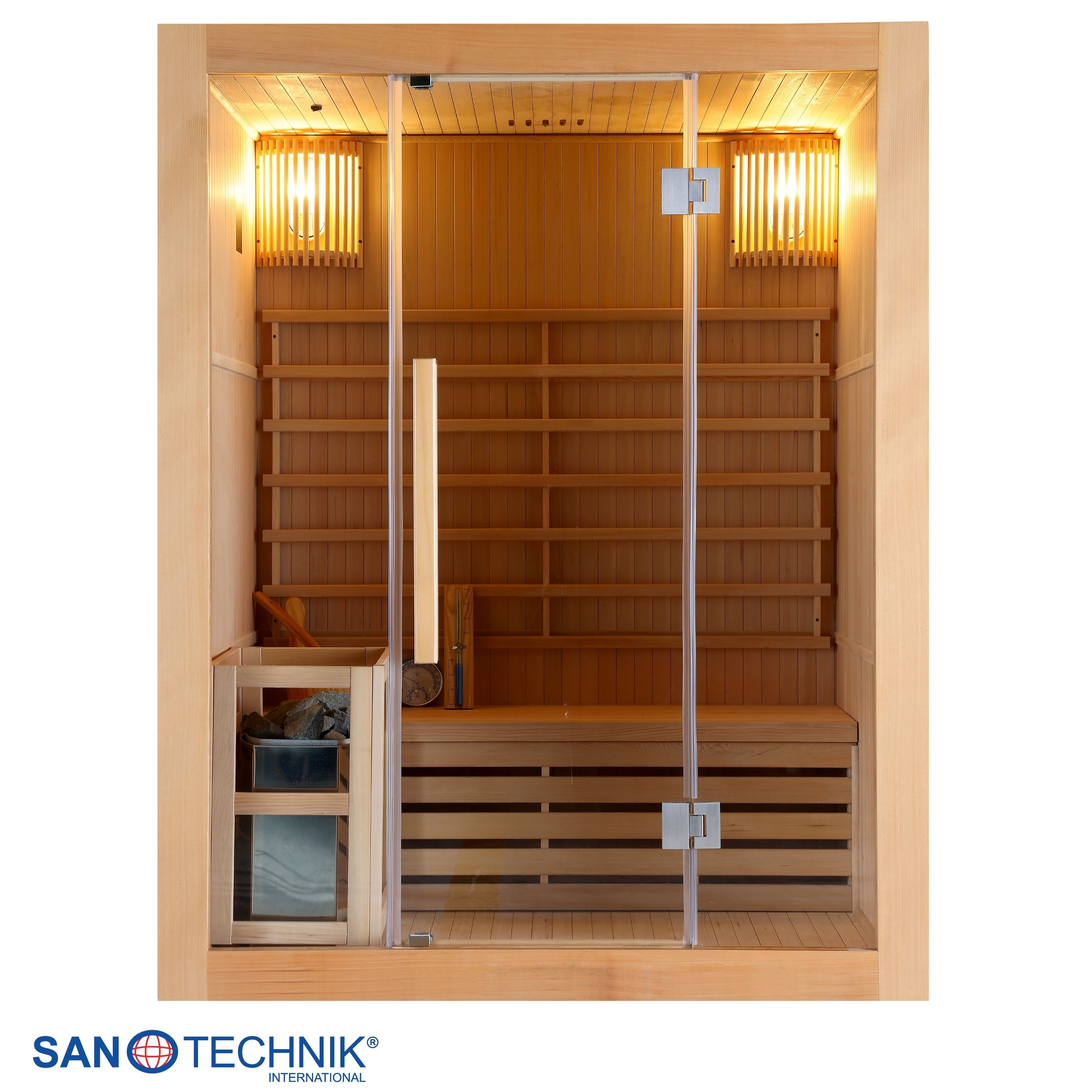 Eine holzverkleidete Sauna mit Glasfront, Bänken, Heizsteinen und Beleuchtung.