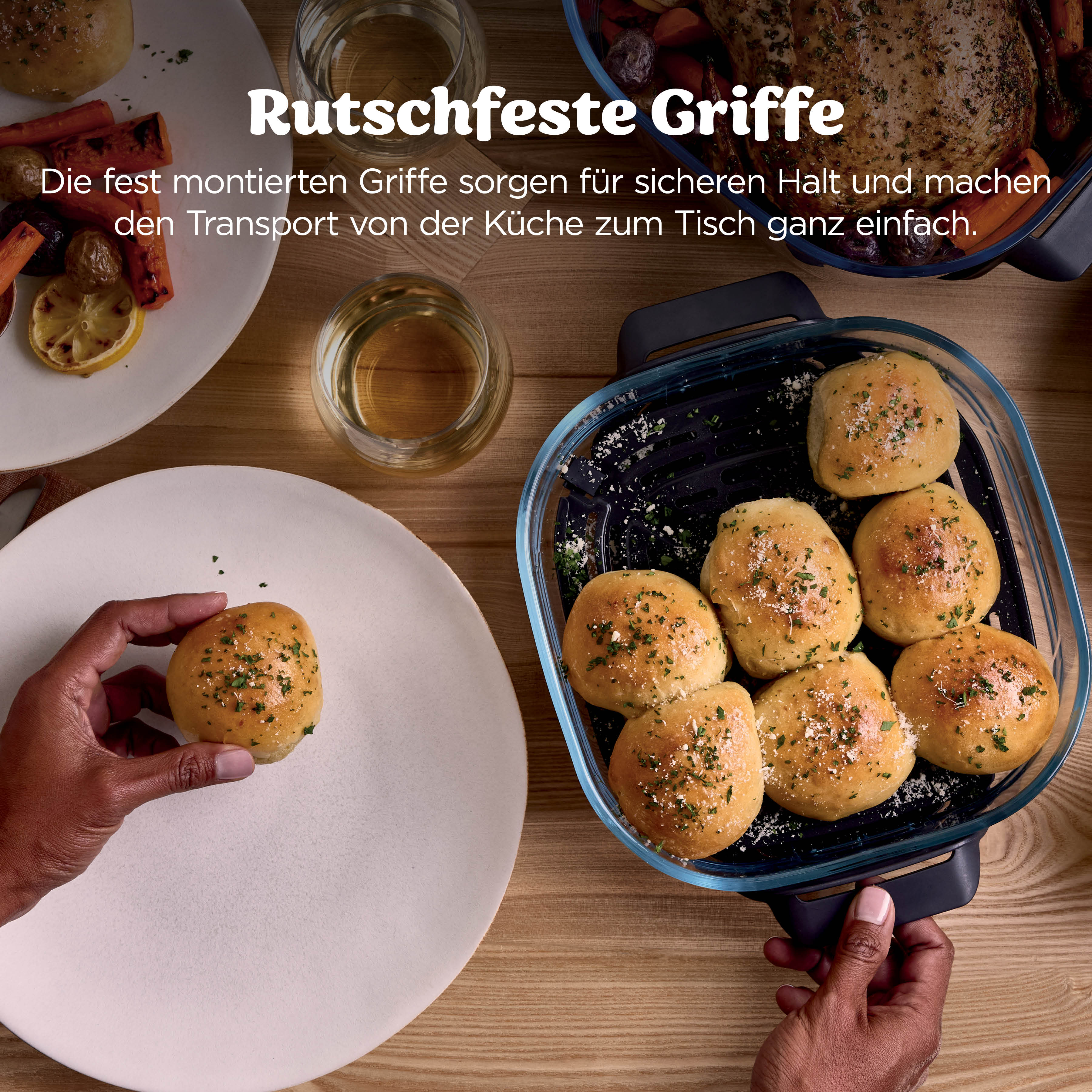 Mains attrapant des petits pains dans un plat. Table avec nourriture et boissons.