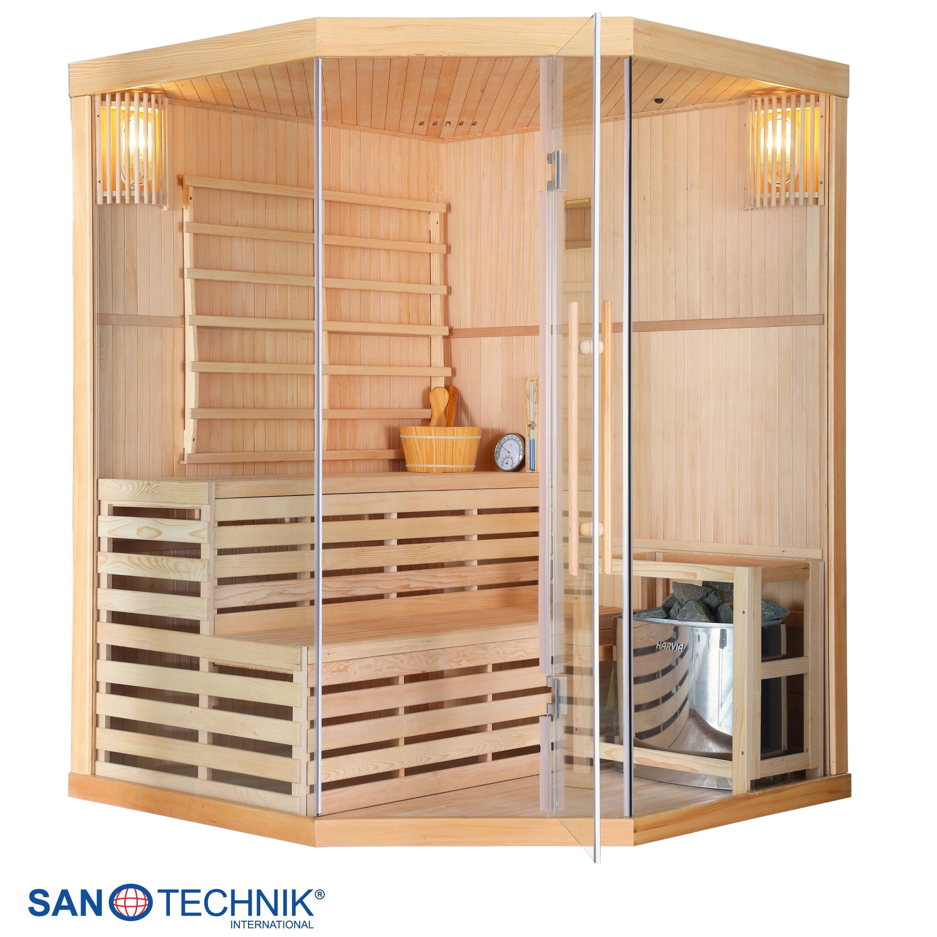 Eine Holzhauensauna mit Glasfront, Bänken, Lampe, Eimer und Ofen.