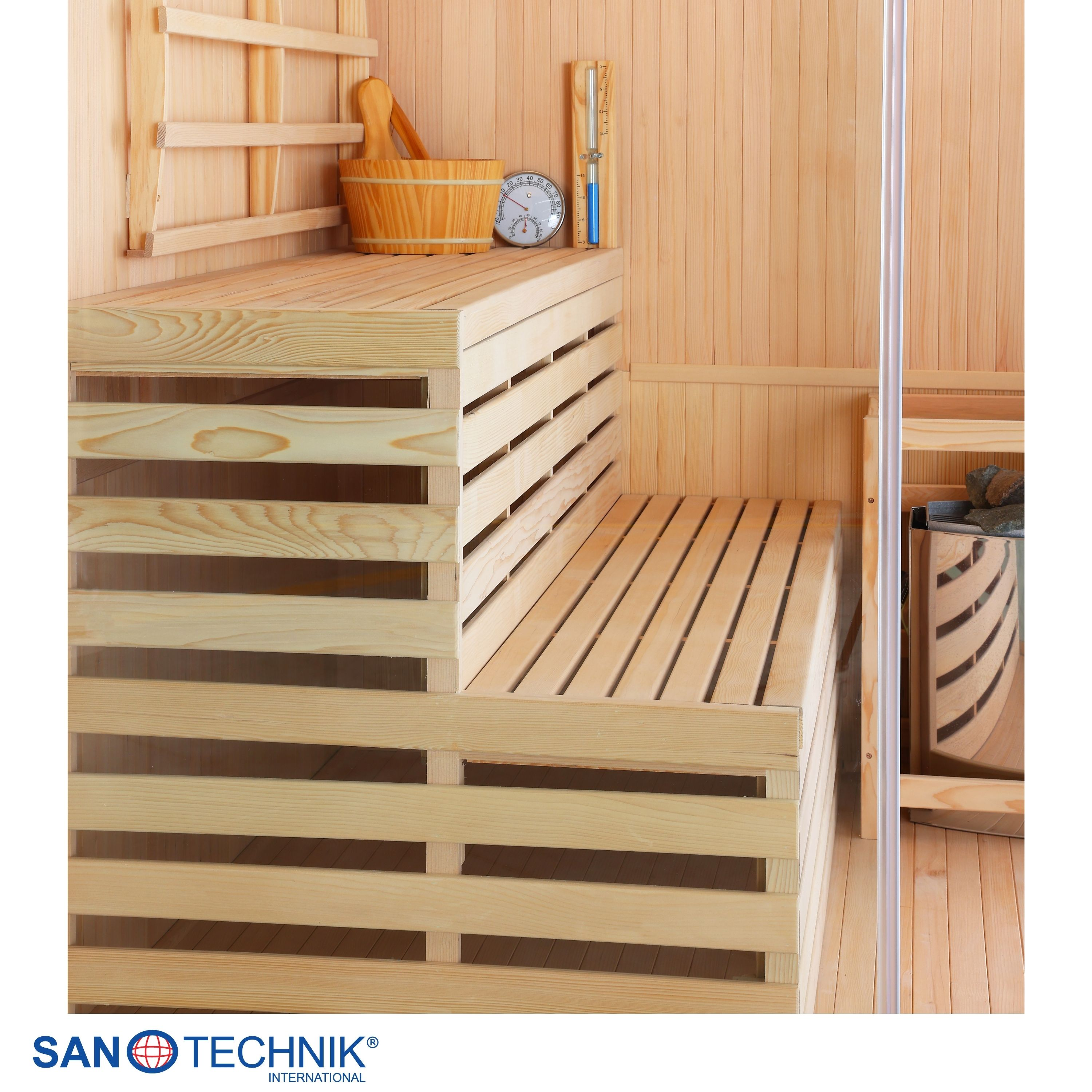Holzsauna mit Sitzbänken, Eimer, Thermometer und Sanduhr.