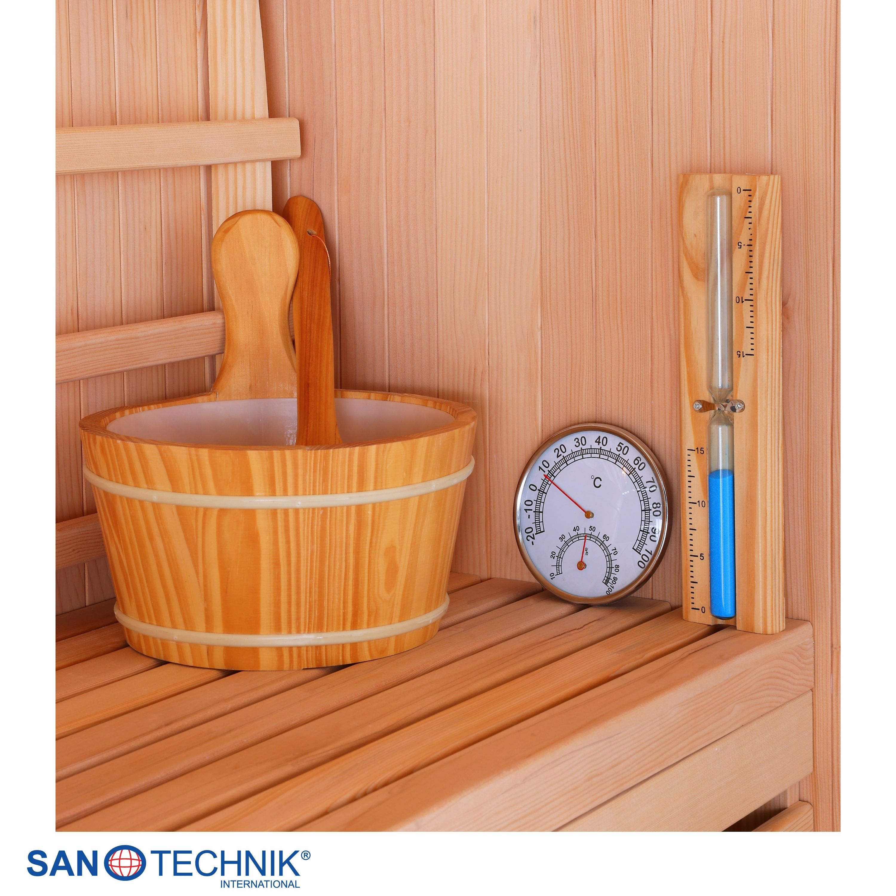 Holzeimer und Thermometer in einer Sauna mit Holzwänden.
