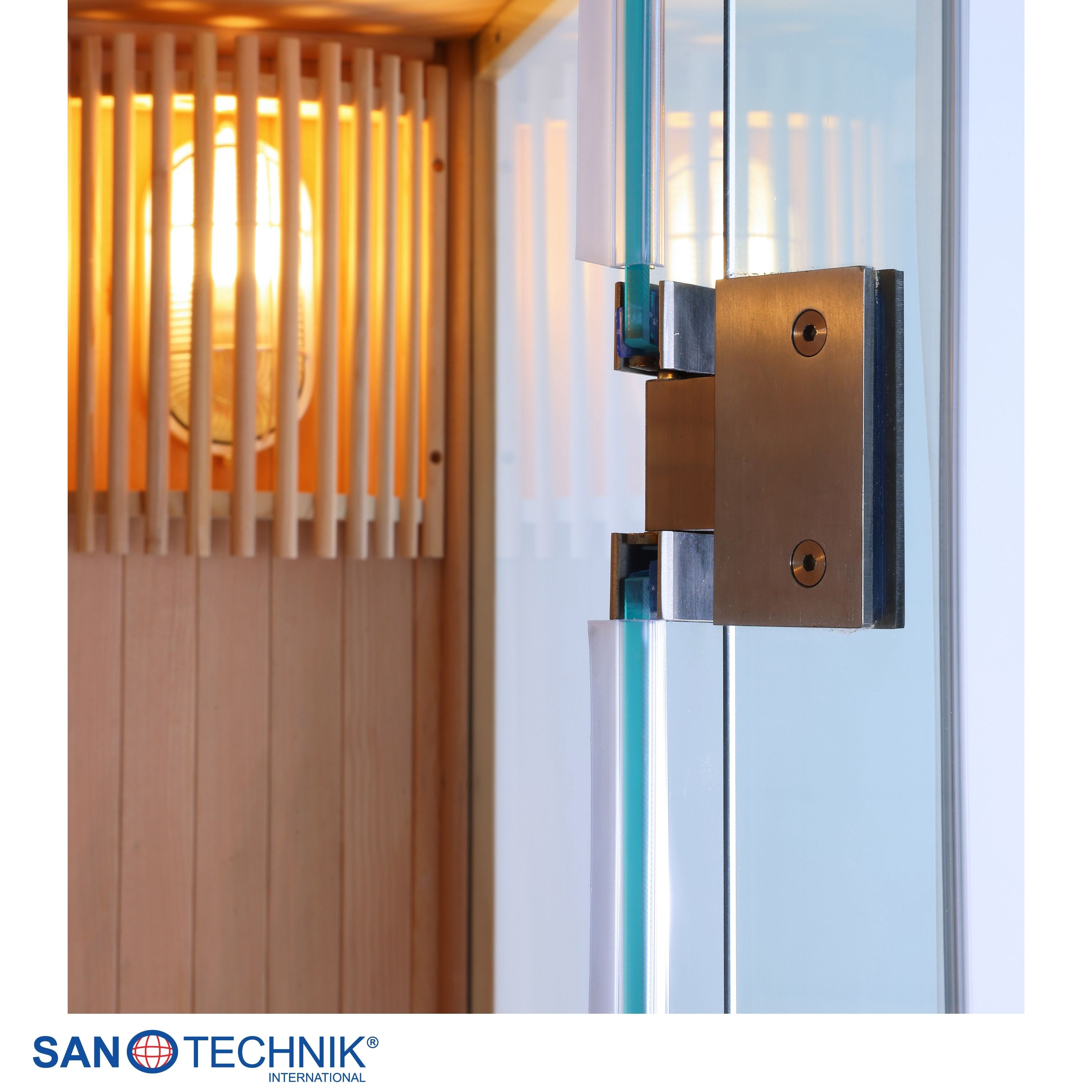 Holzverkleidung und eine gläserne Duschwand mit Metallscharnieren.
