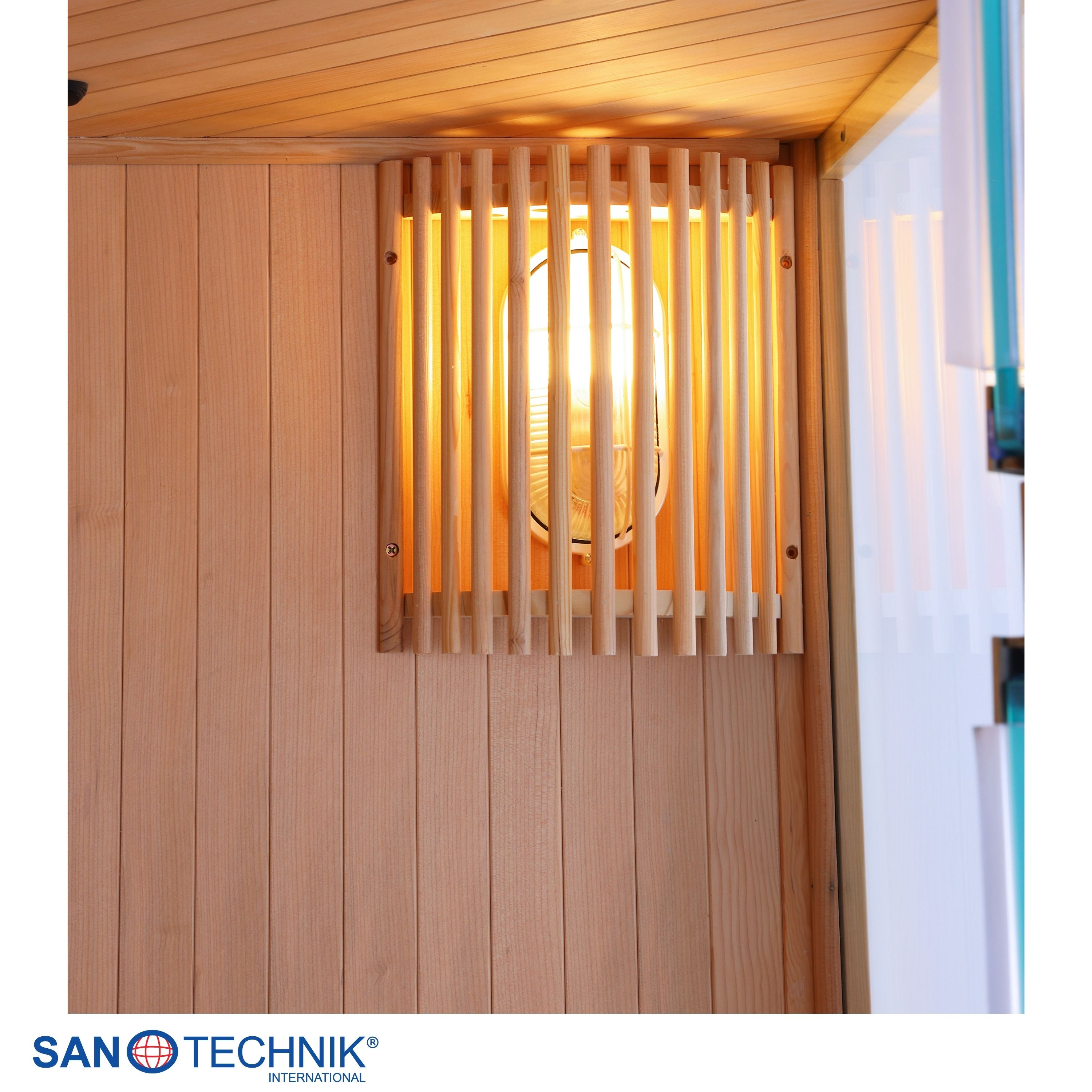Ein beleuchteter Sauna-Innenraum mit Holzwänden und einer Lampe hinter einem Holzgitter.