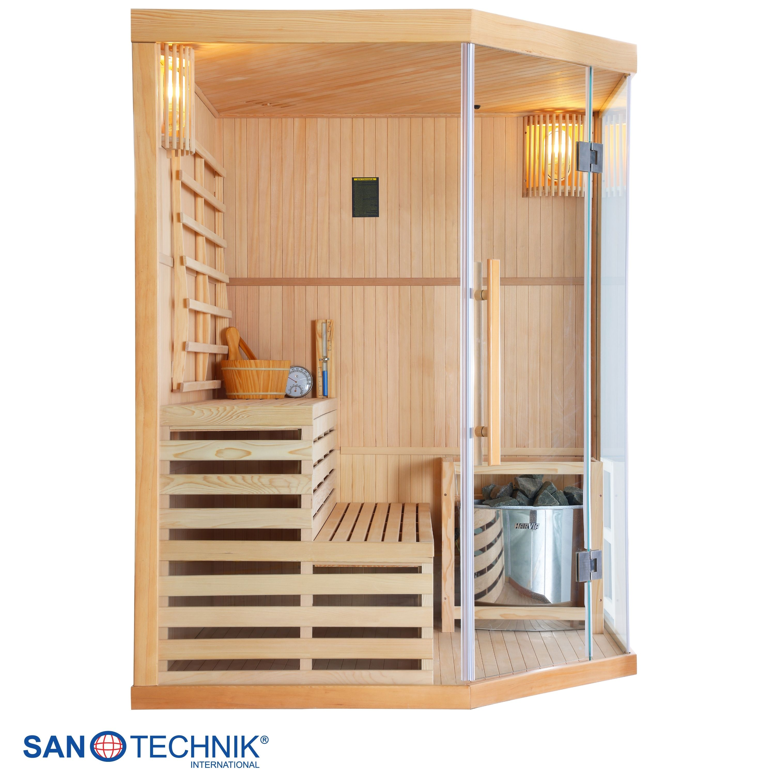 Innenansicht einer holzverkleideten Sauna mit Glasfront, Bänken und Ofen.