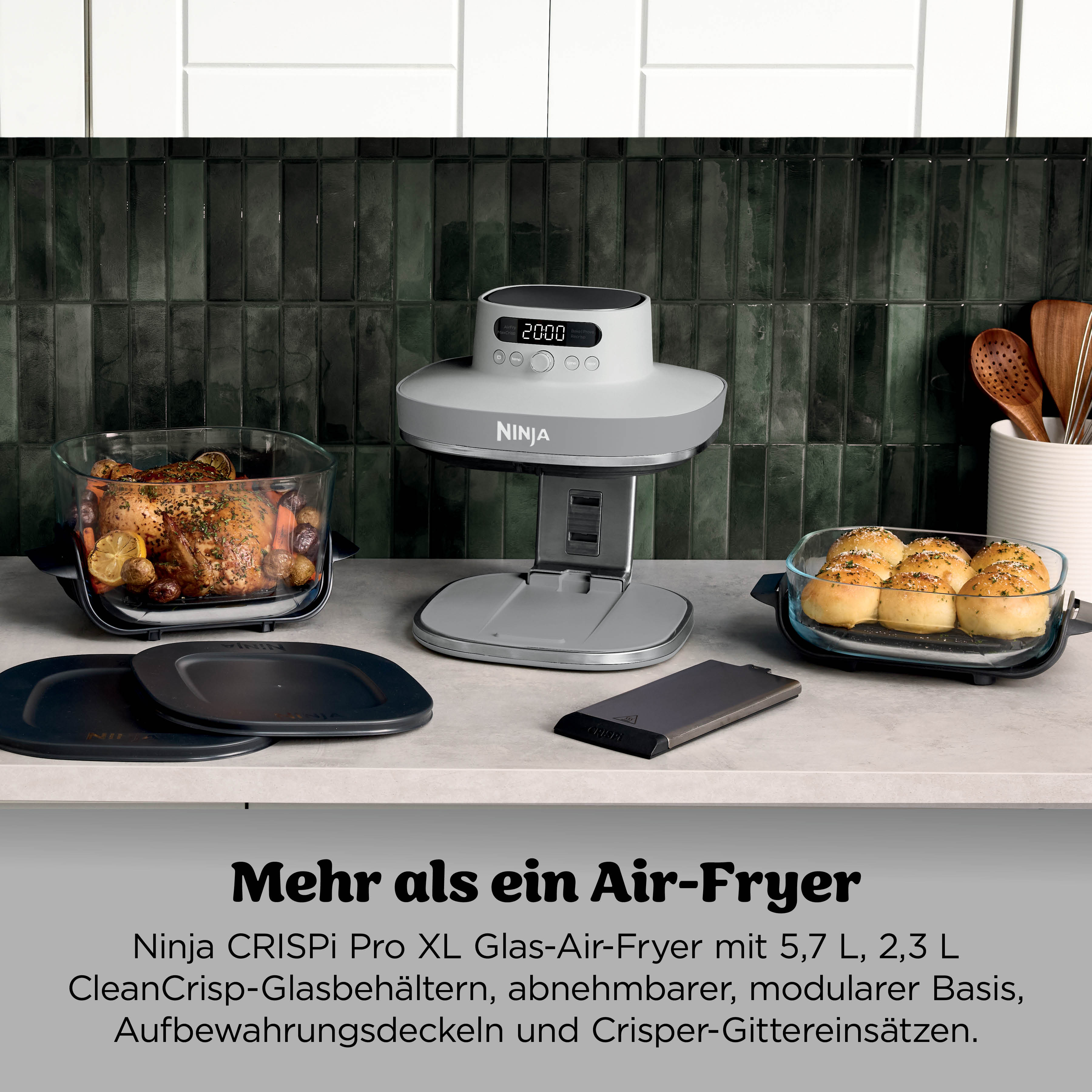 Friteuse à air Ninja Crispi Pro XL avec poulet et petits pains.
