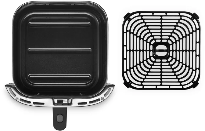 Schwarzer Airfryer-Korb und separater Grillrost auf weißem Hintergrund.