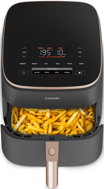Une friteuse à air noire avec un panier plein de frites.