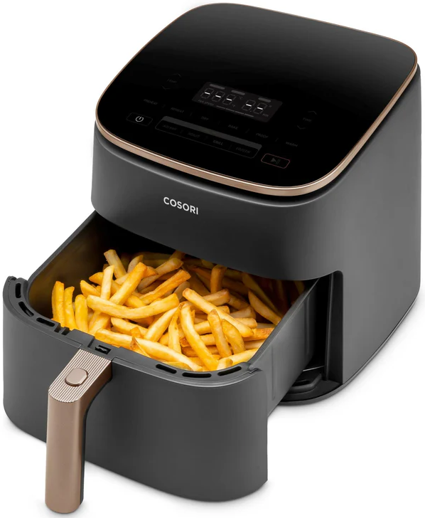 Une friteuse à air noire avec une bordure dorée et un panier plein de frites.