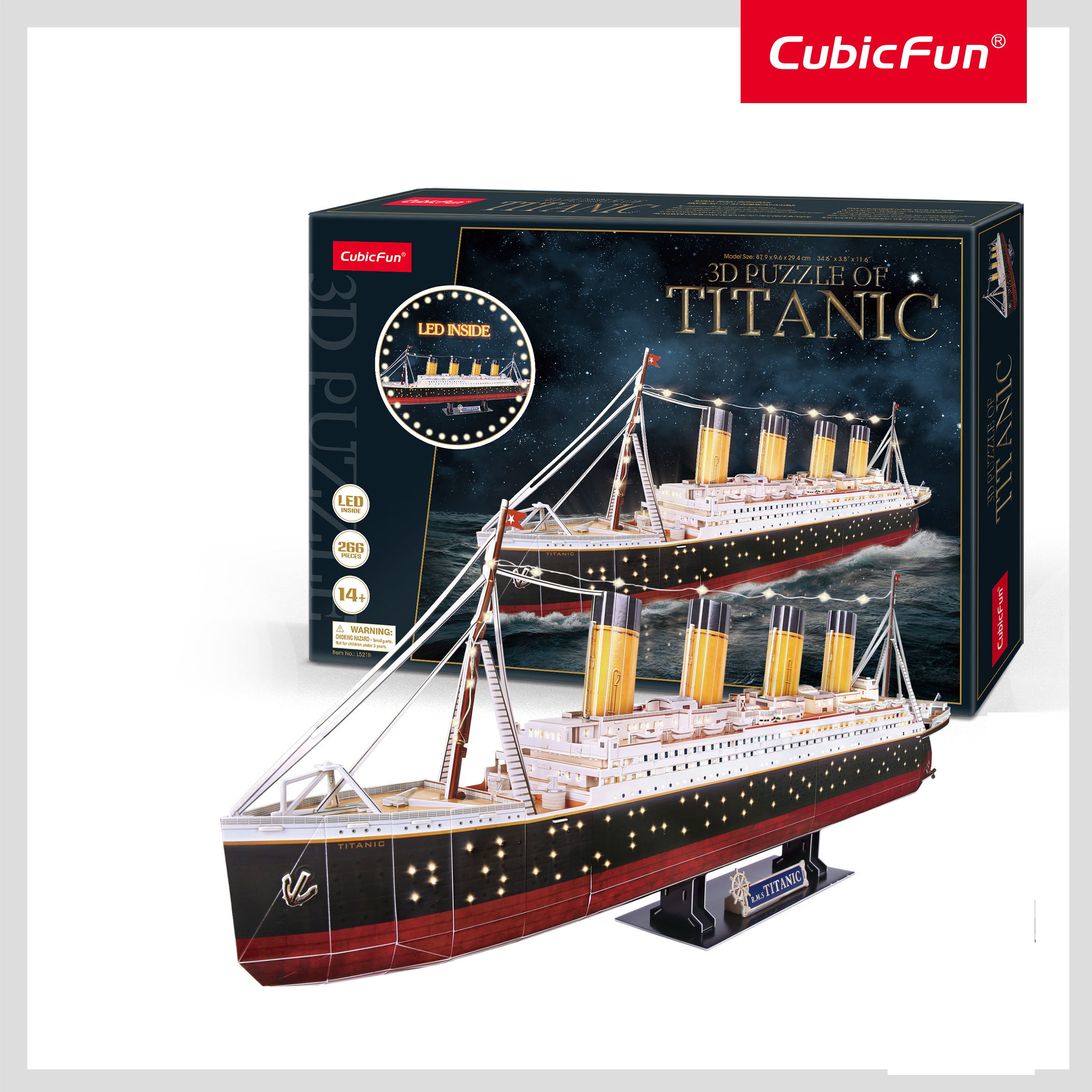 3D Titanic puzzle modell világítással, sötét, csillagos háttérrel.