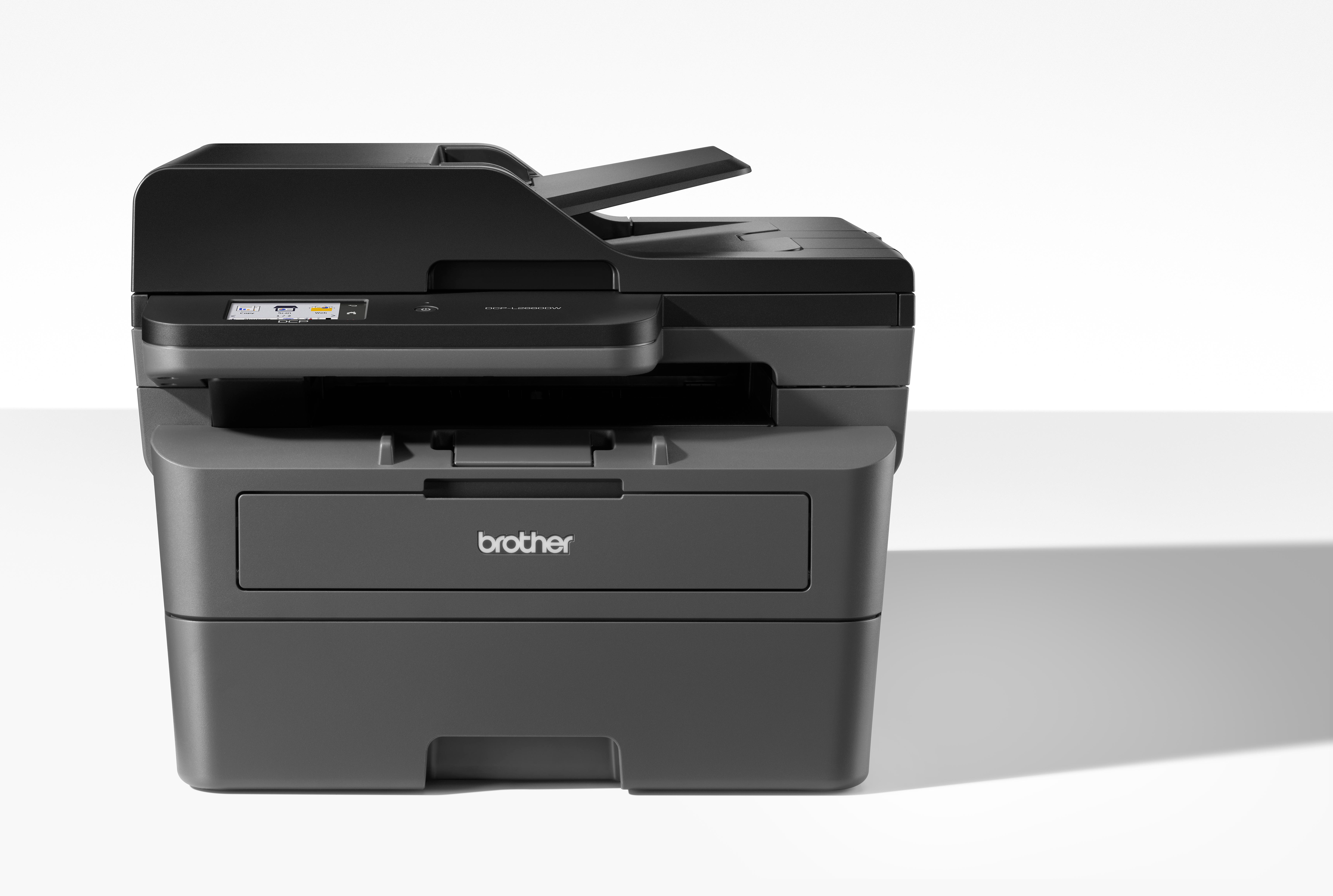 Ein schwarzer Brother Laserdrucker mit Scanner und Kopierer steht auf weißem Untergrund.