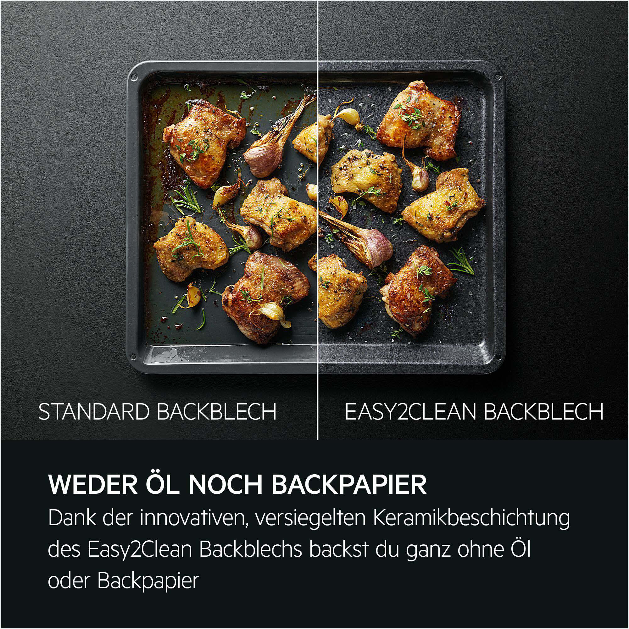 Zwei Backbleche mit gebratenem Hähnchen und Knoblauch. Links 'Standard Backblech', rechts 'Easy2Clean Backblech'.