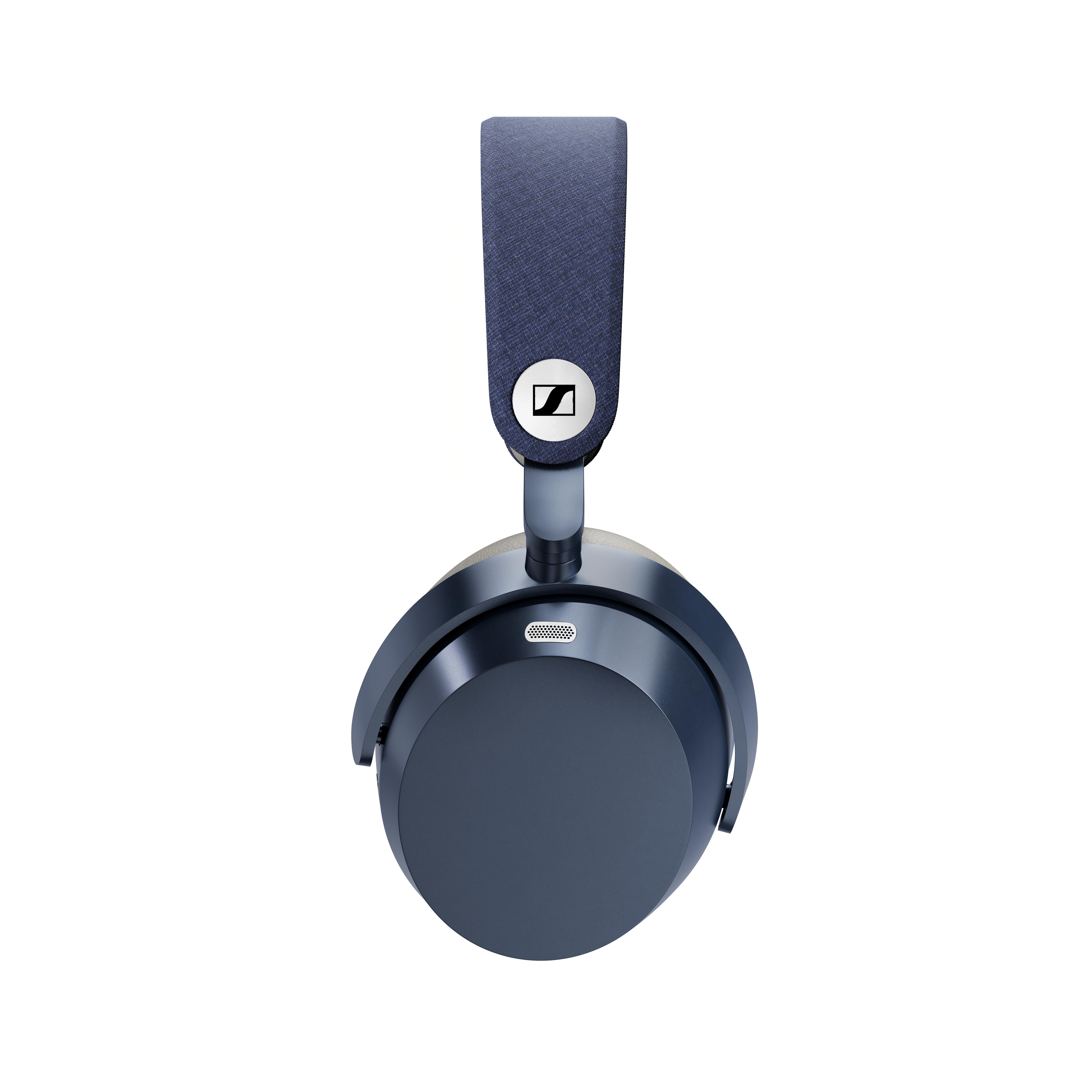 Dunkelblaue Kopfhörer mit Stoffbügel und Sennheiser-Logo auf weißem Hintergrund.