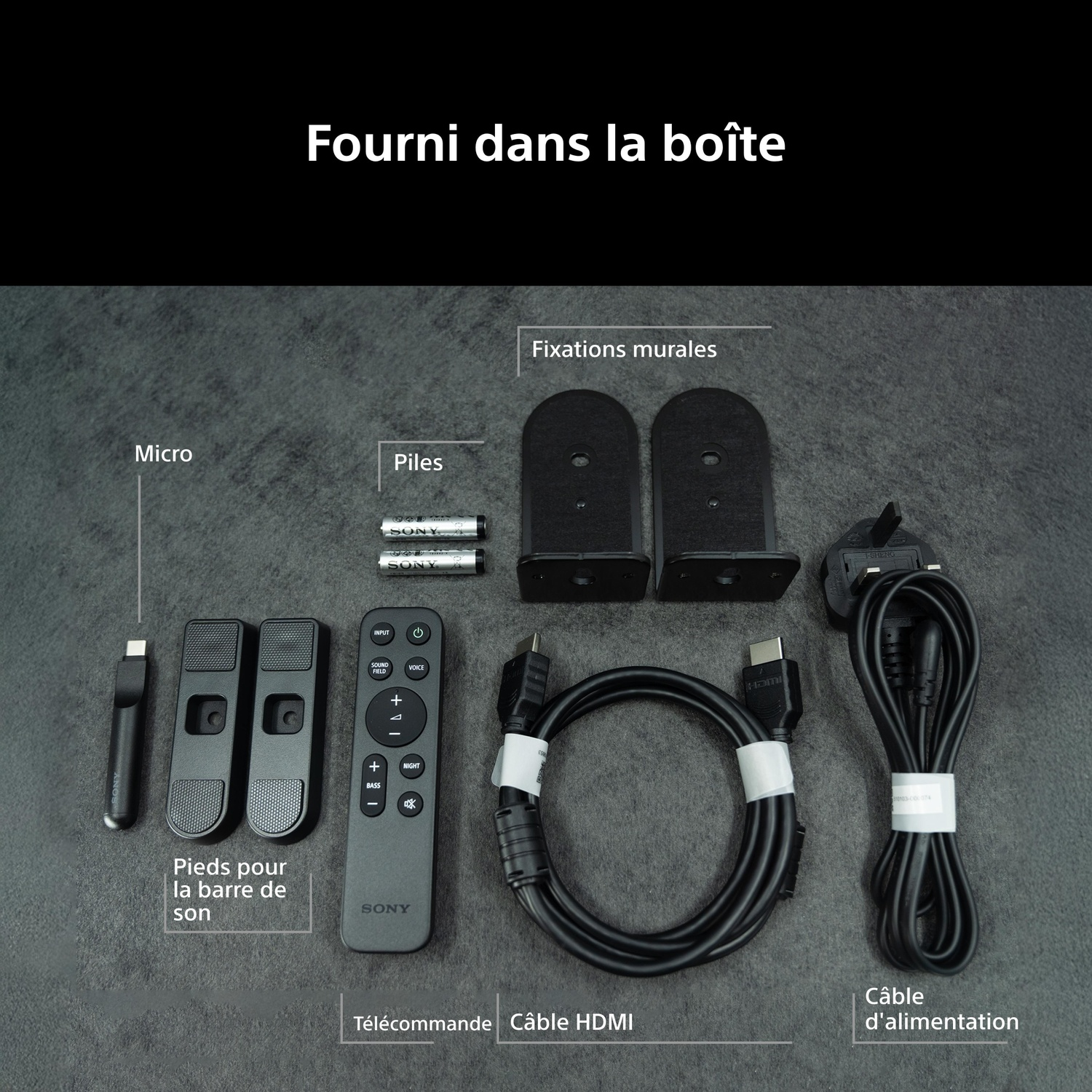 Inhoud van de doos: Afstandsbediening, HDMI-kabel, stroomkabel, microfoon, voetjes, batterijen, muurbeugels.