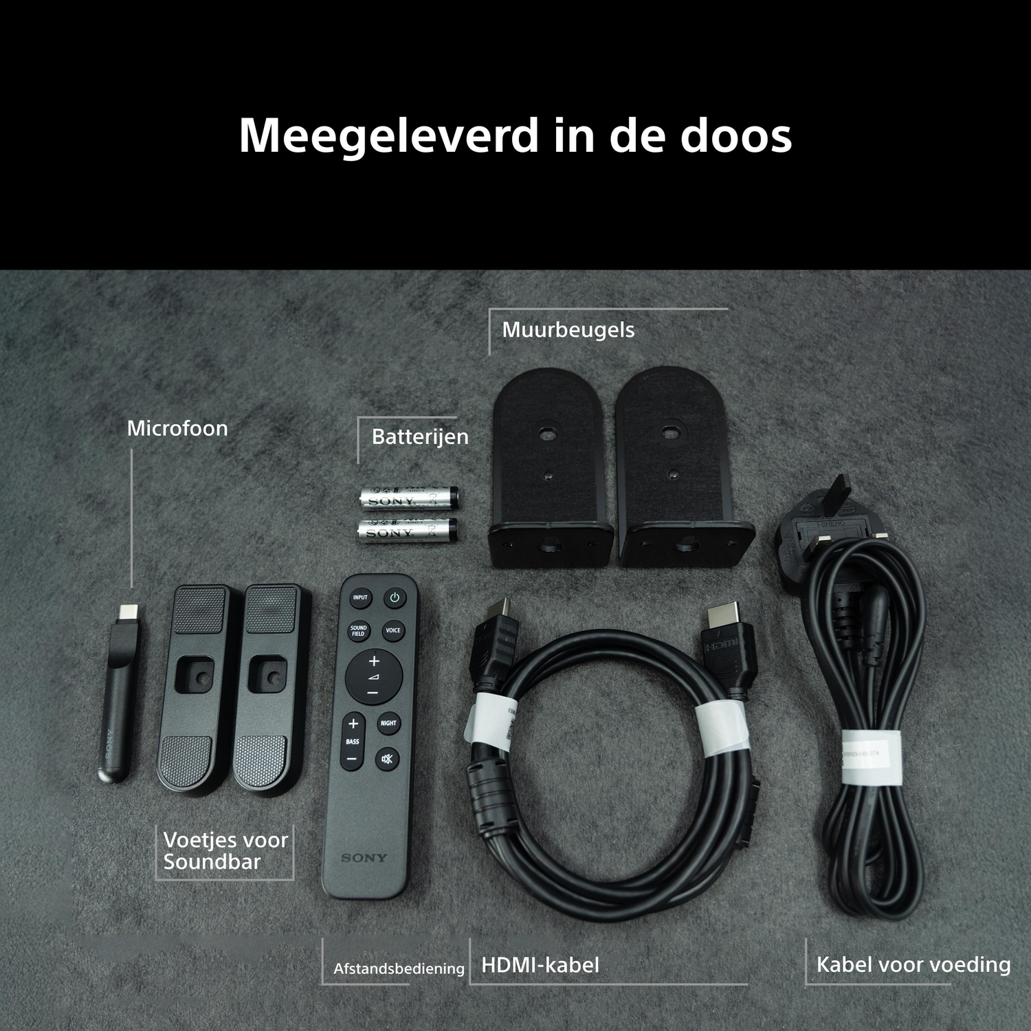 Inhoud van de doos: microfoon, batterijen, muurbeugels, afstandsbediening, HDMI-kabel, voedingskabel.