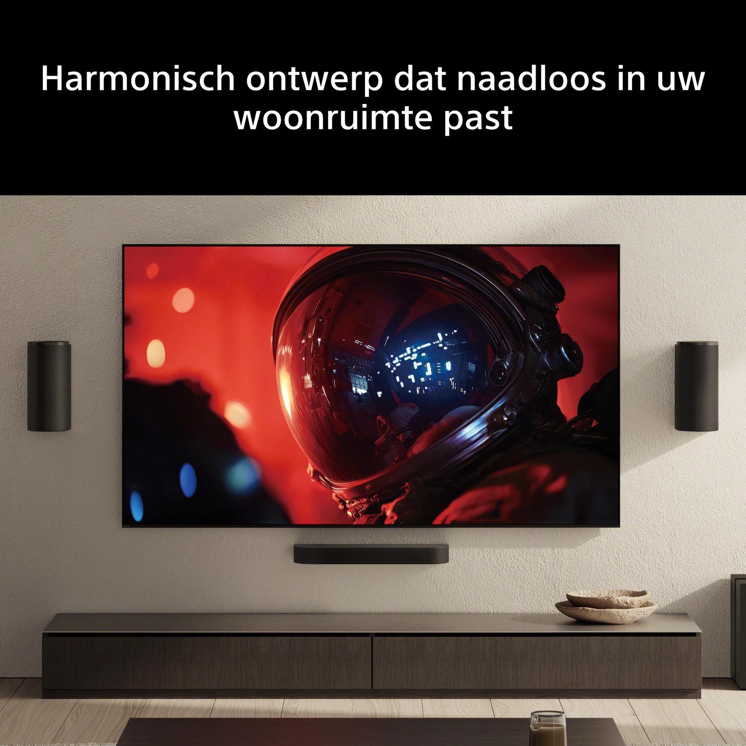 Een astronautenhelm wordt weergegeven op een tv-scherm met rode lichten.