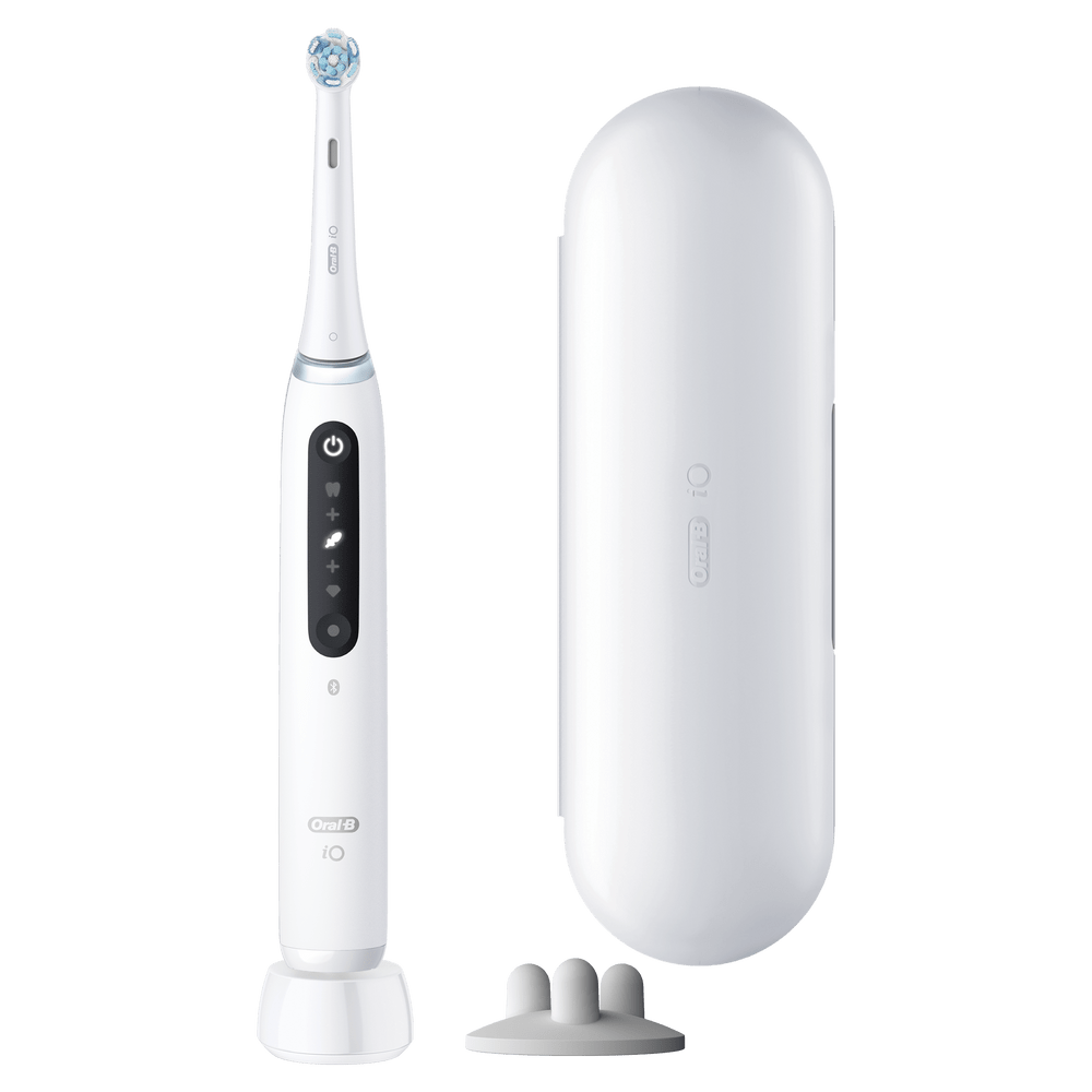 Un cepillo de dientes eléctrico blanco con base de carga y estuche.