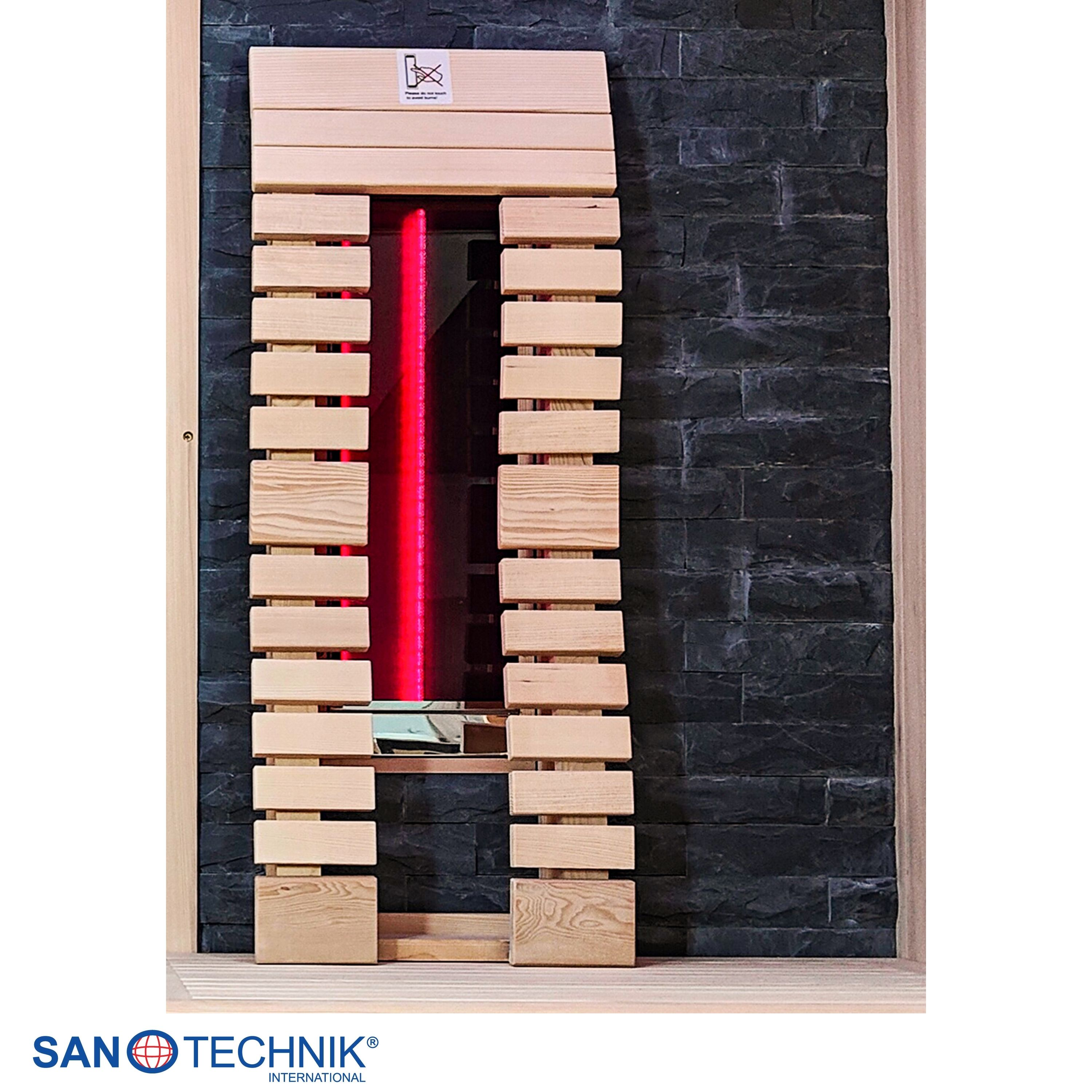 Holztür einer Sauna mit schwarzer Steinwand und roter Beleuchtung.