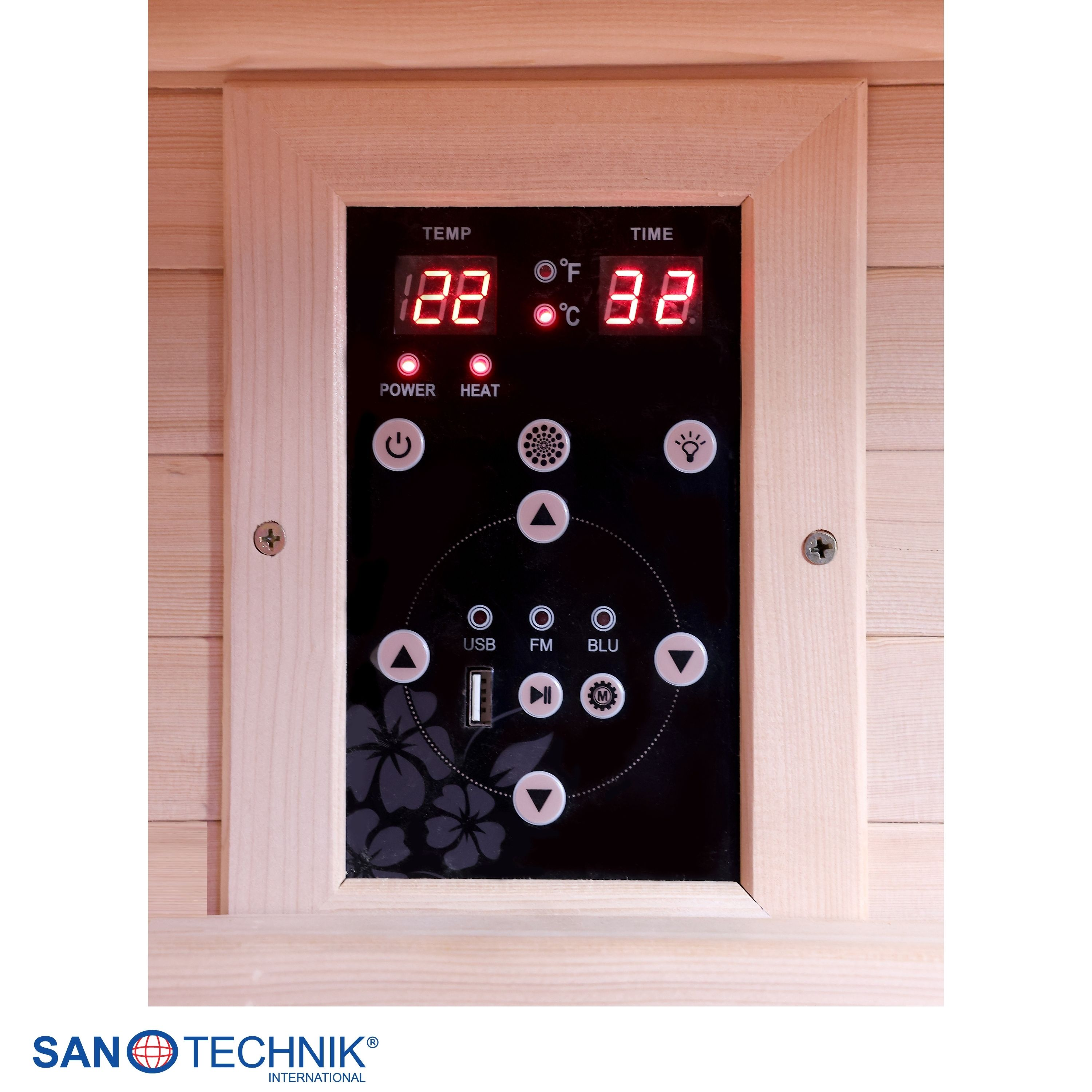 Ein Holzgehäuse mit einem digitalen Bedienfeld für Temperatur und Zeit.