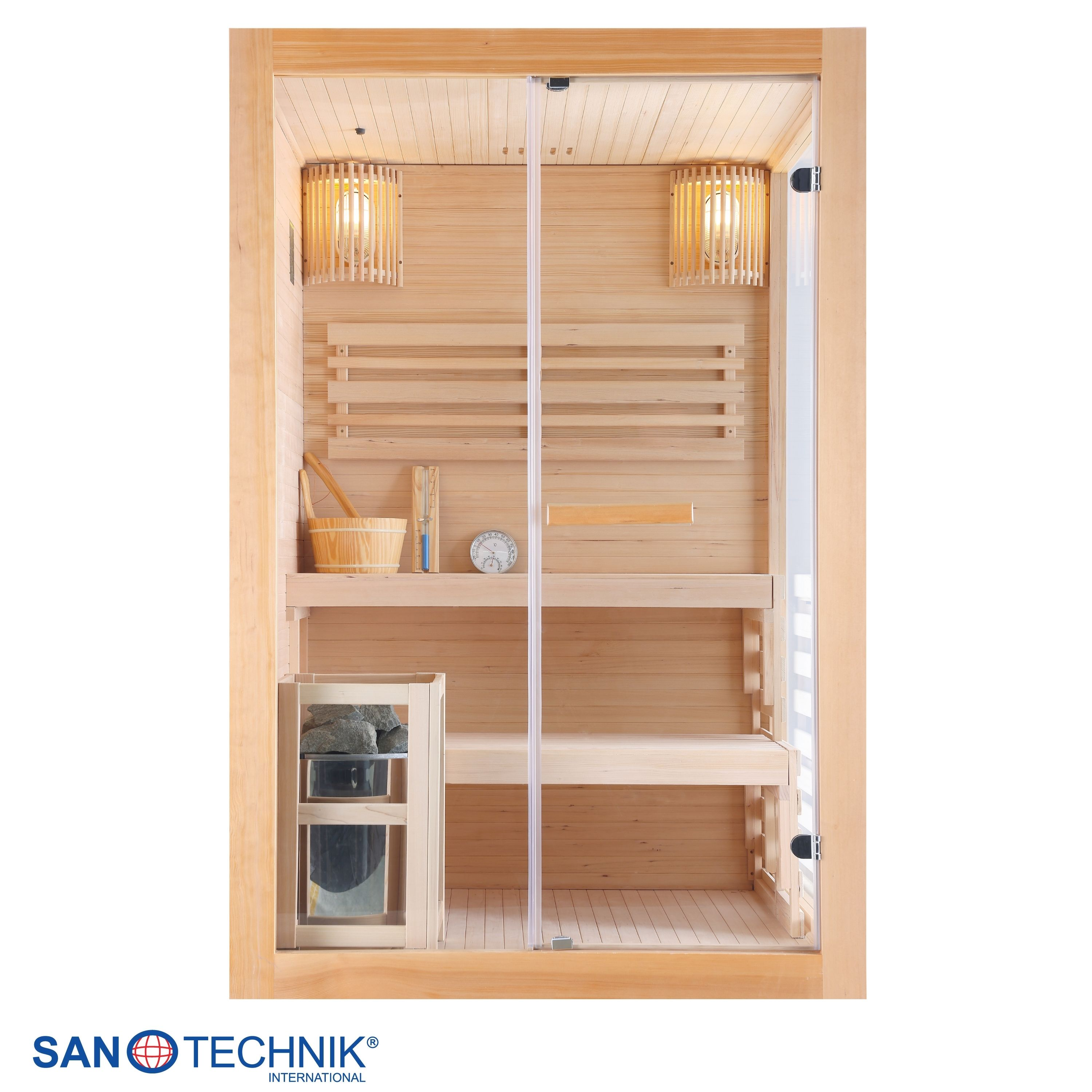 Innenansicht einer Holzhinsauna mit Glastür, Bänken und Zubehör wie Eimer und Thermometer.