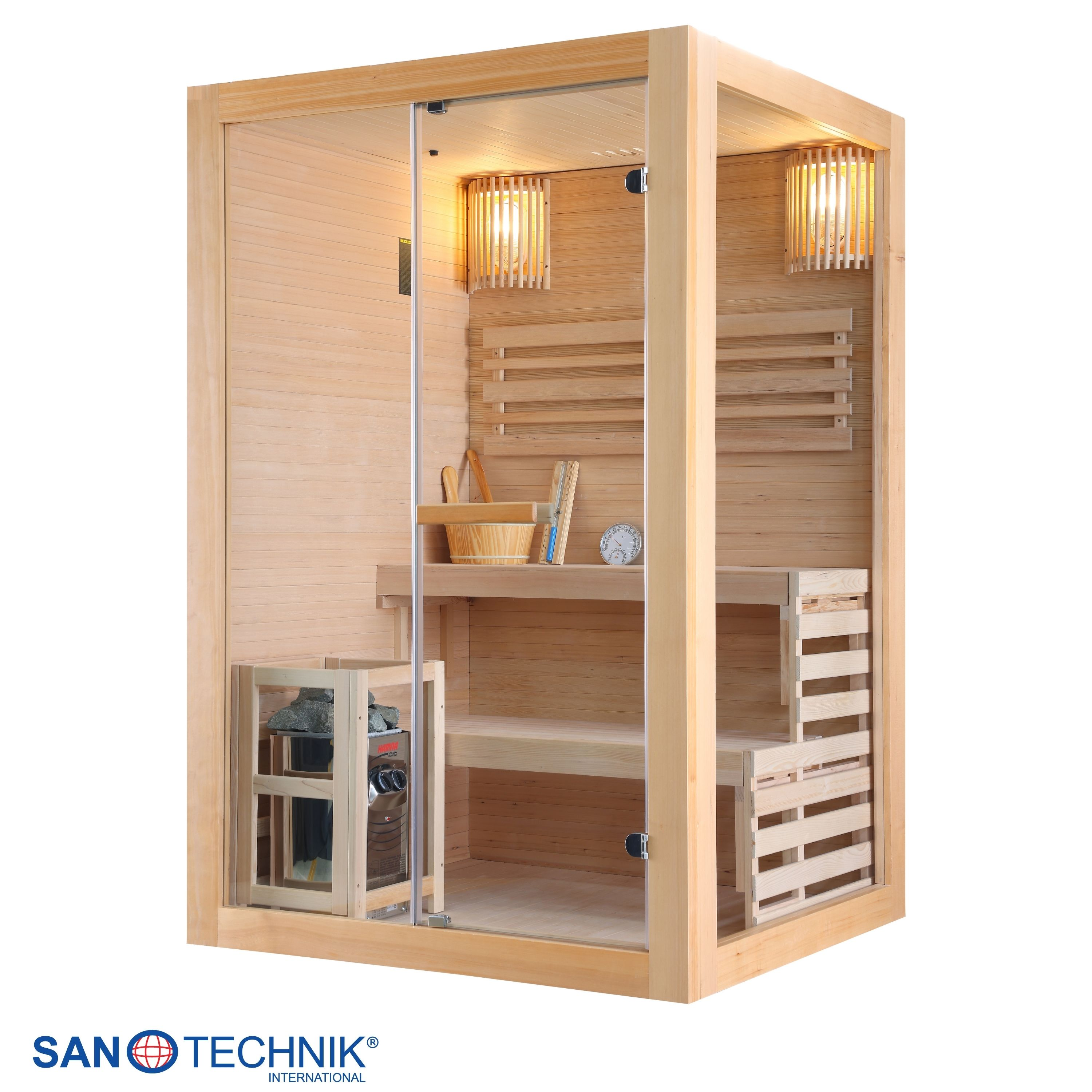Eine hölzerne Sauna mit Glastür, Bänken, einem Ofen und Lampen.