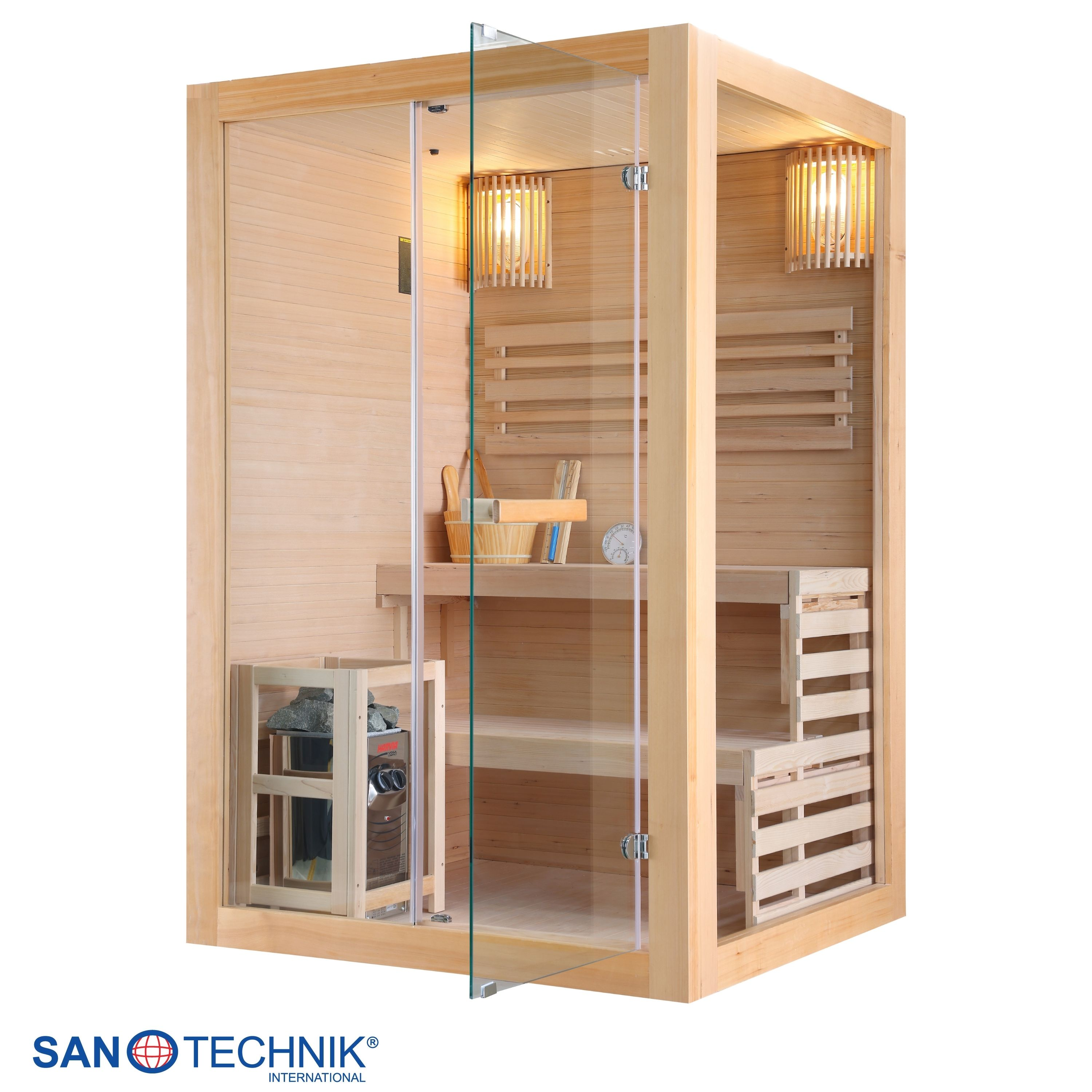 Eine Holzhüttensauna mit Glastür, Holzbänken, Lampen und einem Ofen.