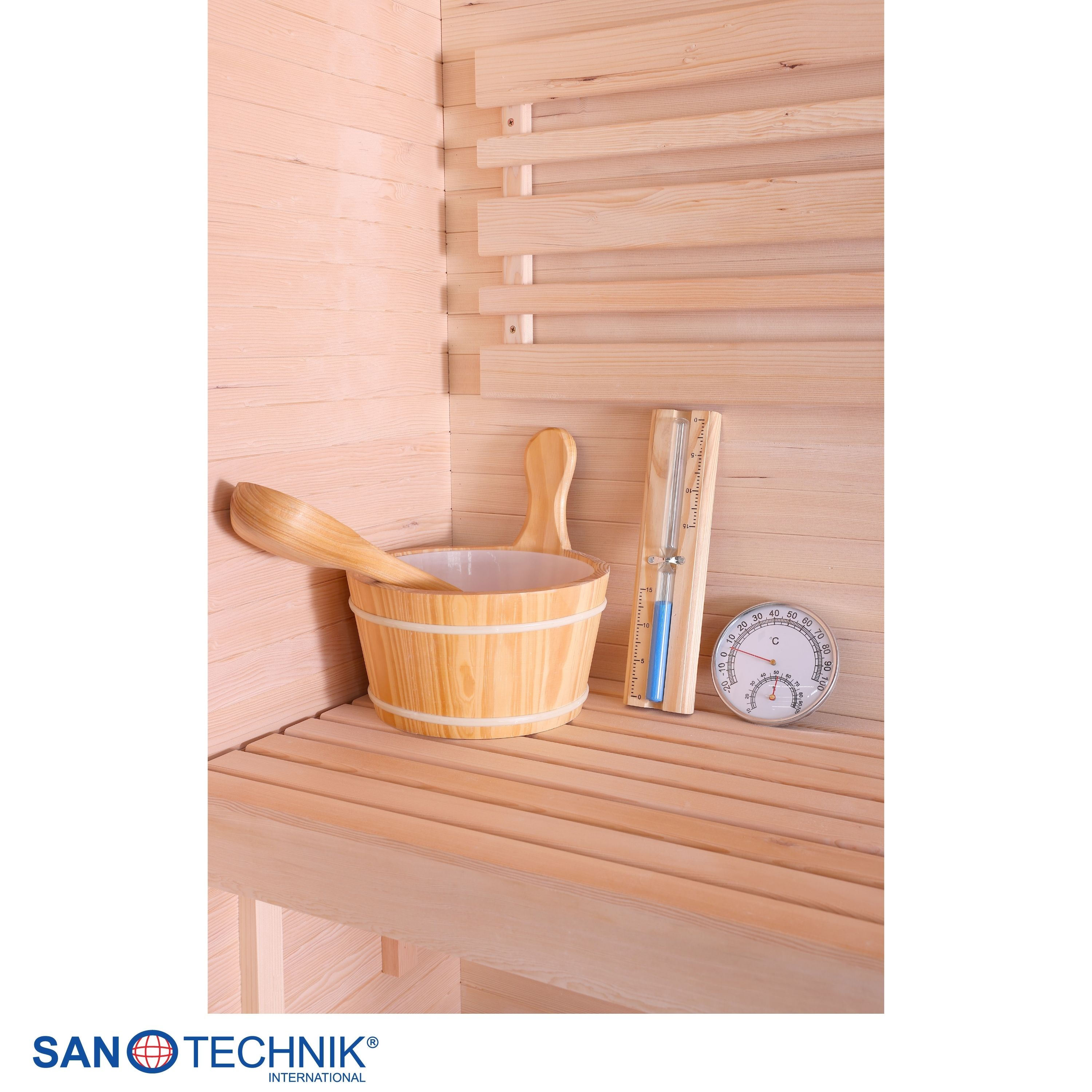 Holzbottich mit Schöpfkelle und Thermometer in einer Sauna.