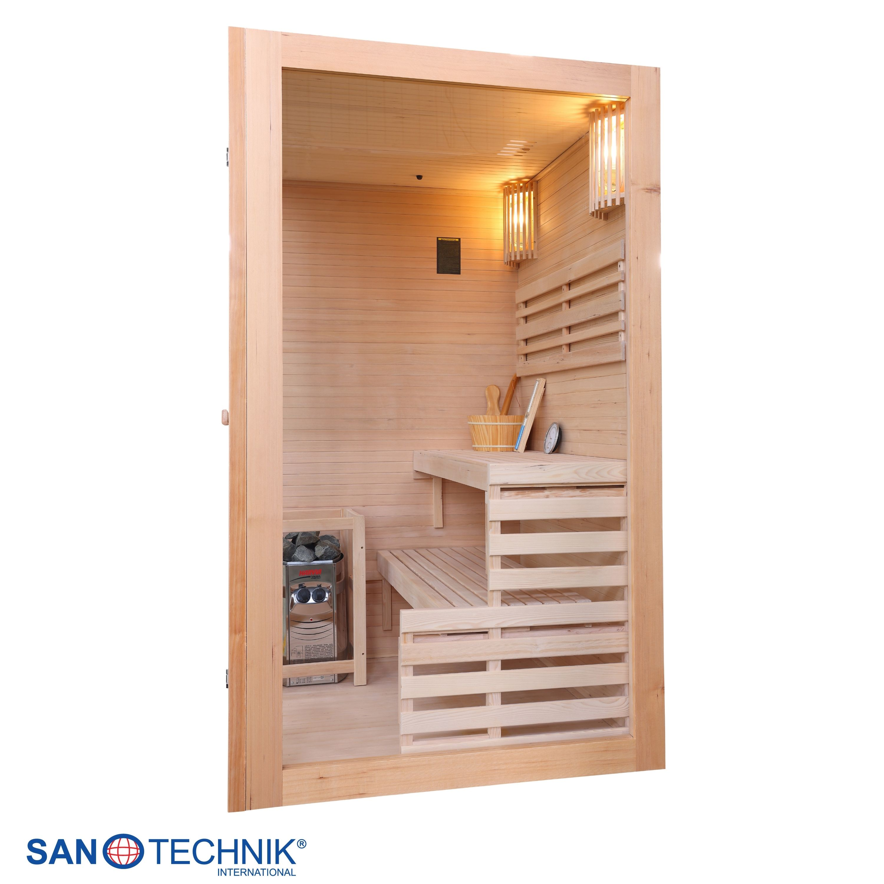 Innenansicht einer Holzsauna mit Bänken, Saunaofen, Eimer und Thermometer.