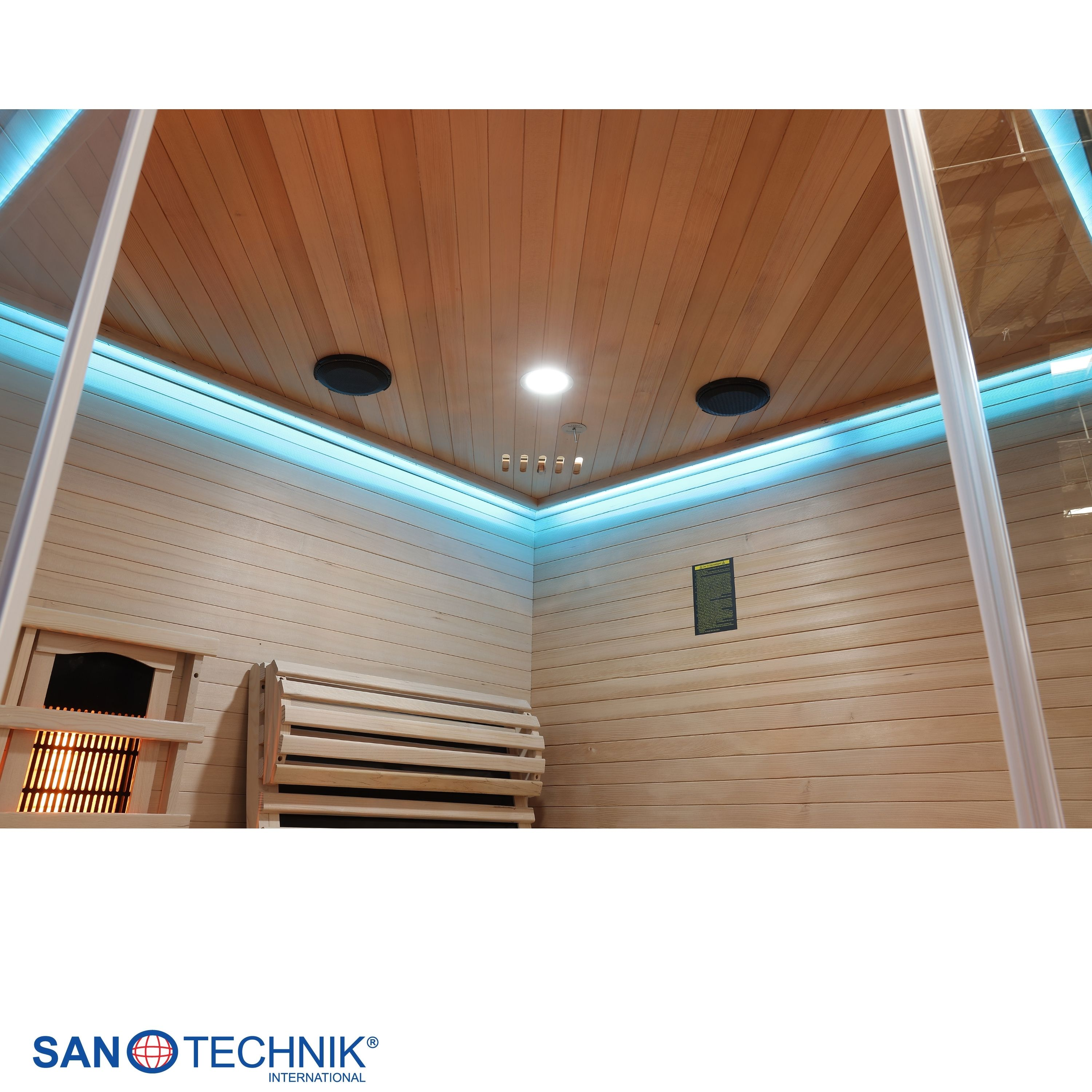 Eine holzverkleidete Sauna mit blauer Beleuchtung und Liegen.