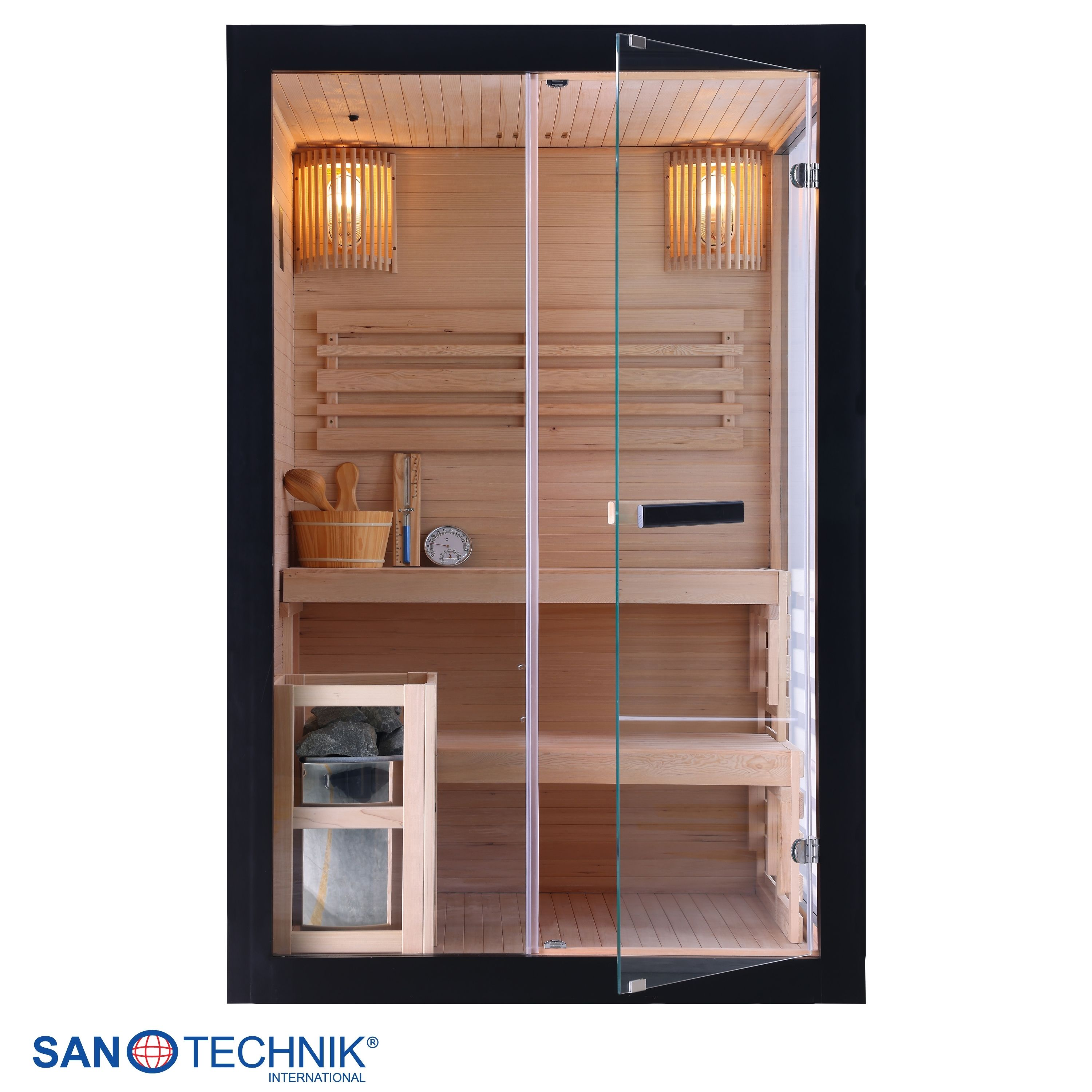 Holzsauna mit Glastür, Holzbänken, Saunasteinen und Beleuchtung.