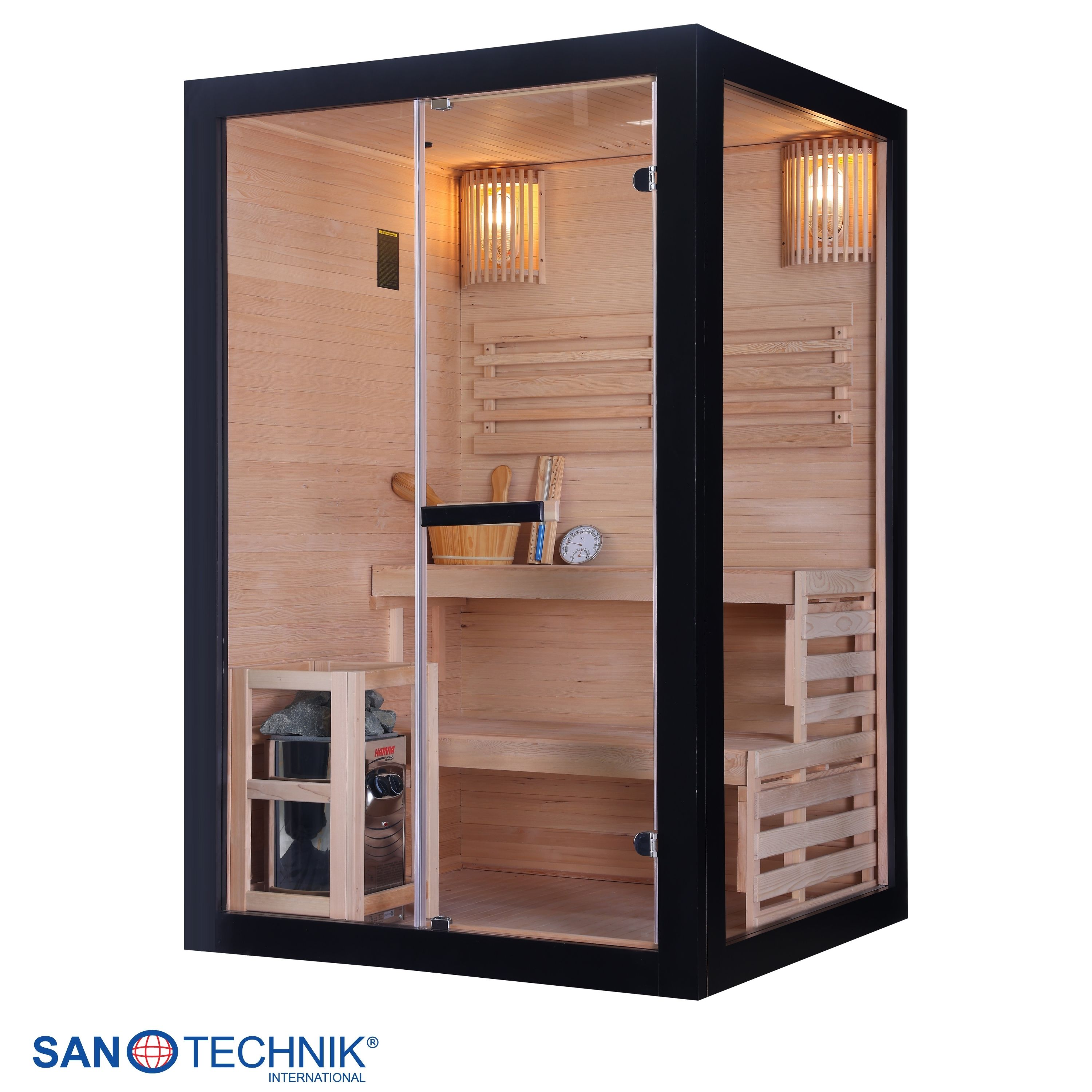 Eine Holzsauna mit Glastür, Bänken, Heizung und Zubehör.