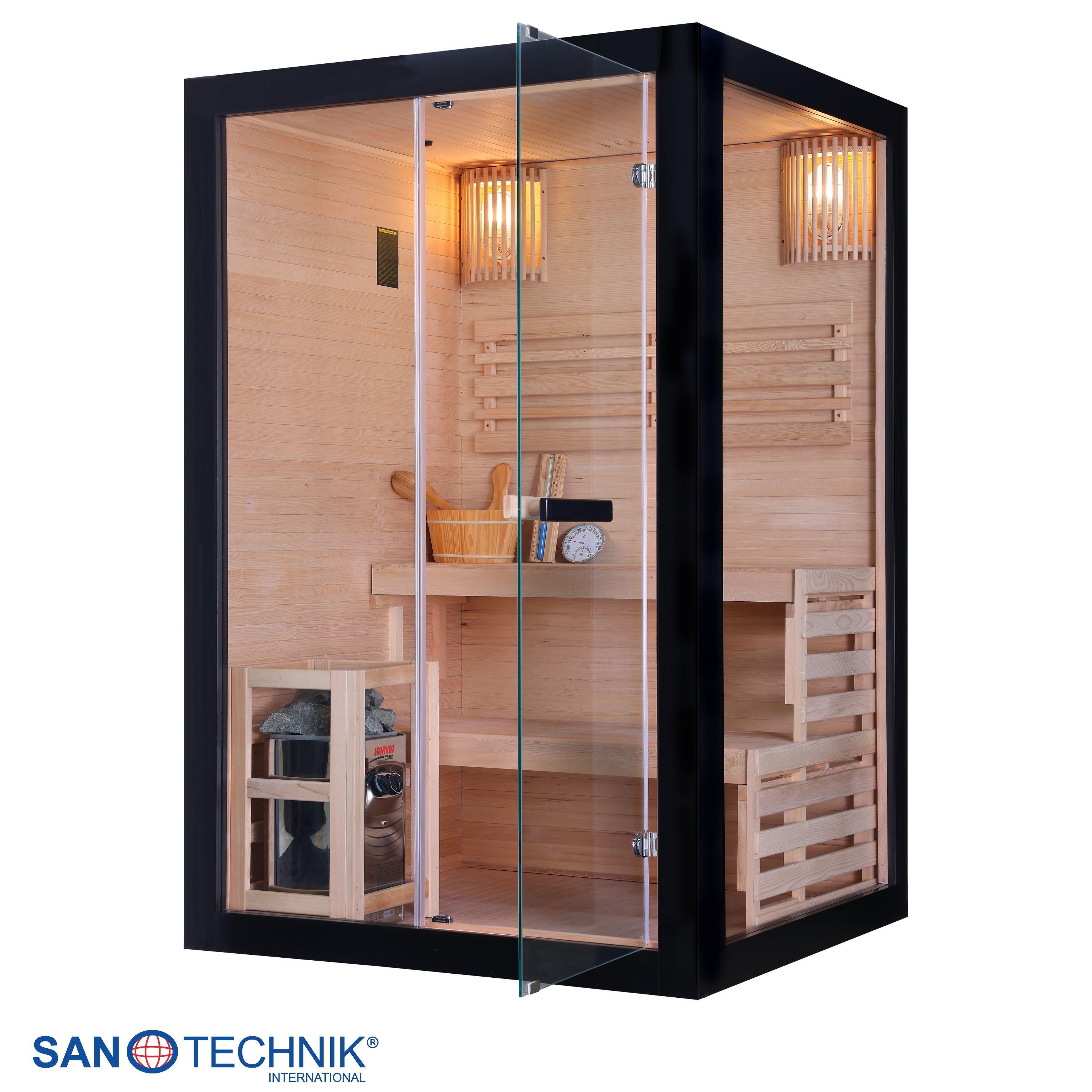 Ein moderner Saunaraum aus Holz und Glas mit Sitzbänken und Beleuchtung.