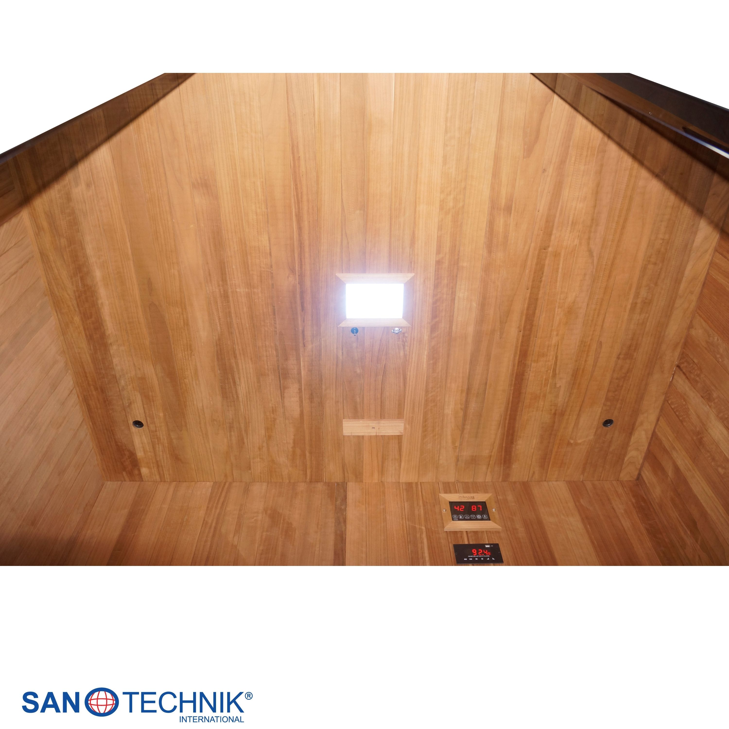 Holzverkleidete Saunakabine mit Deckenleuchte und Bedienfeldern.