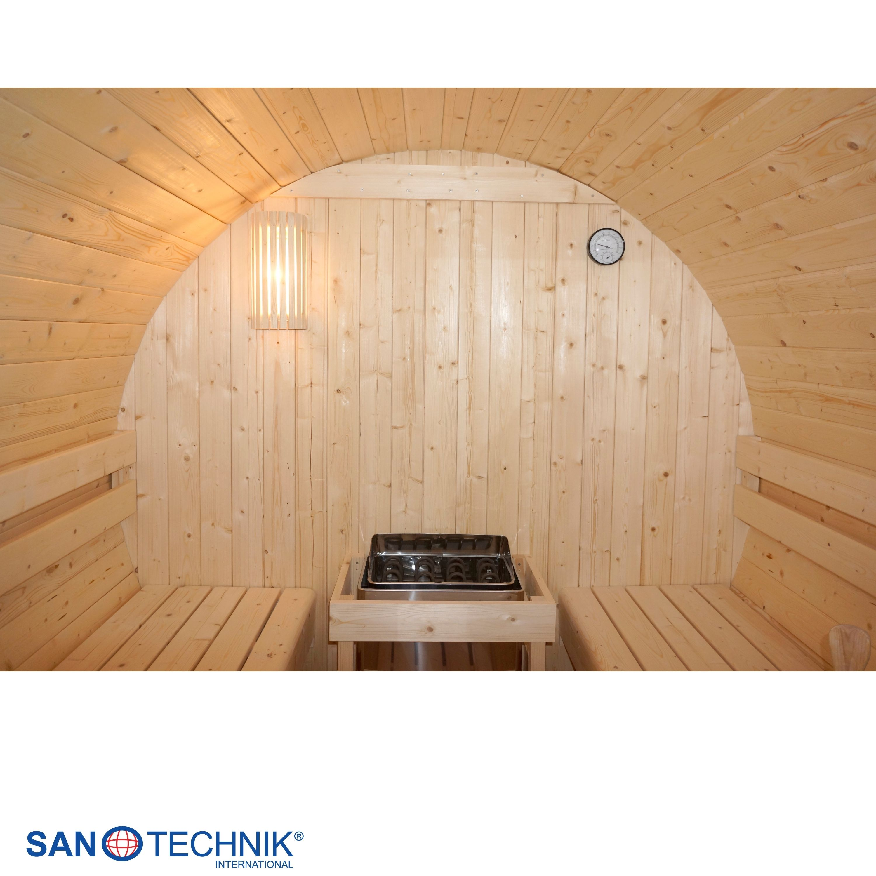 Holzsauna mit Heizung, Bänken und Thermometer. Helle Holzverkleidung.