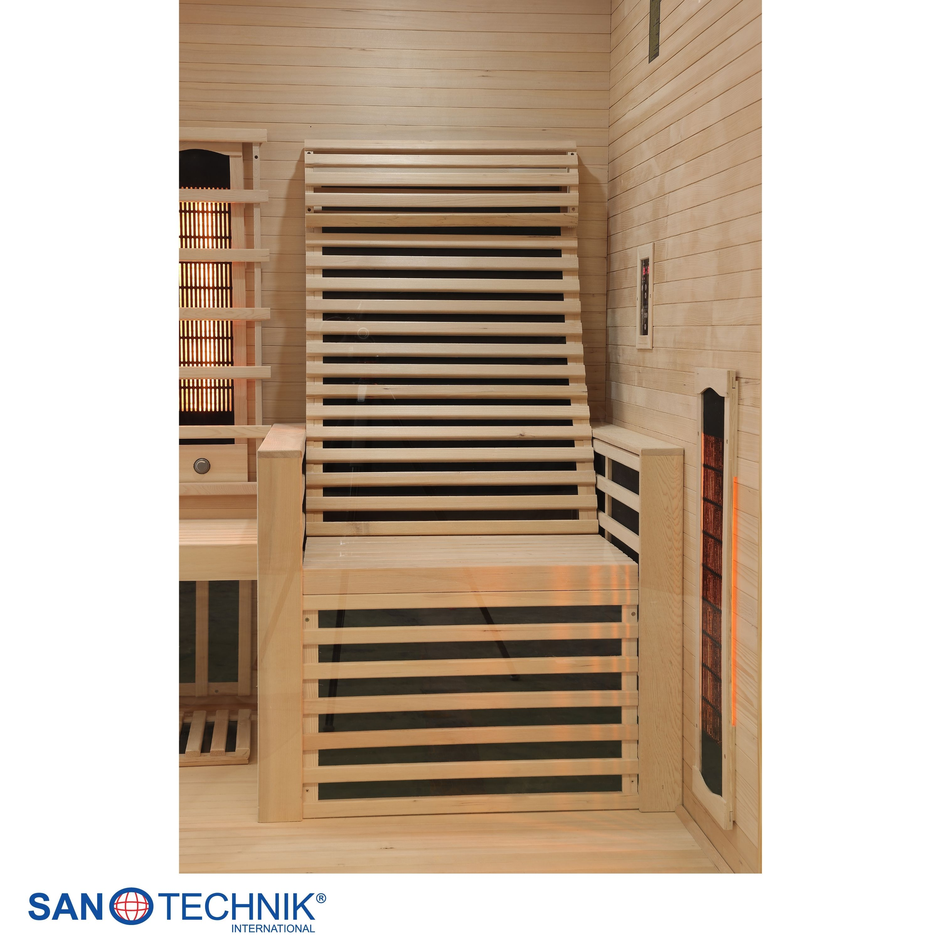 Holzsauna mit Sitzbank und roten Infrarotlampen.