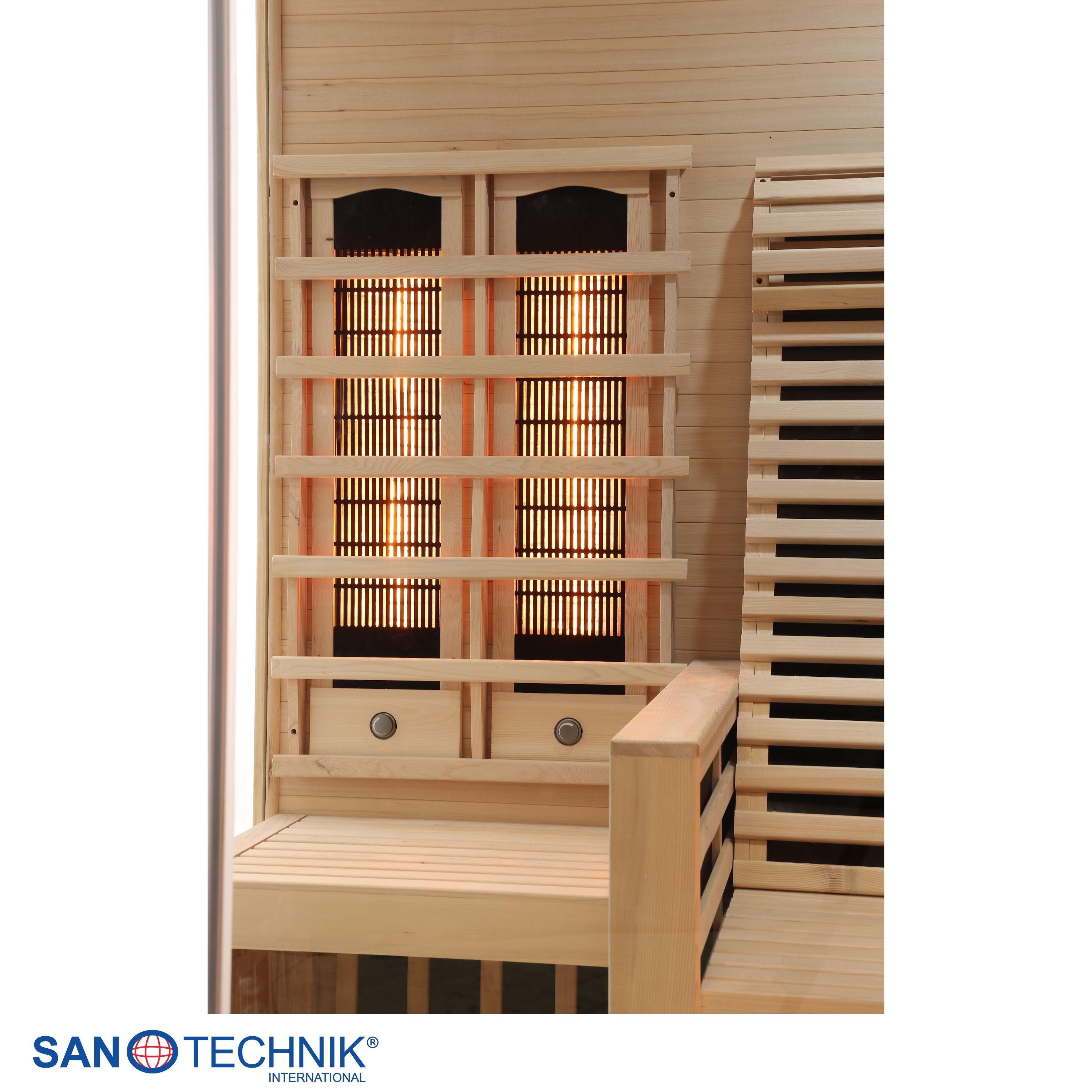 Holzsauna mit Infrarotstrahlern, Sitzbank und Beleuchtung.