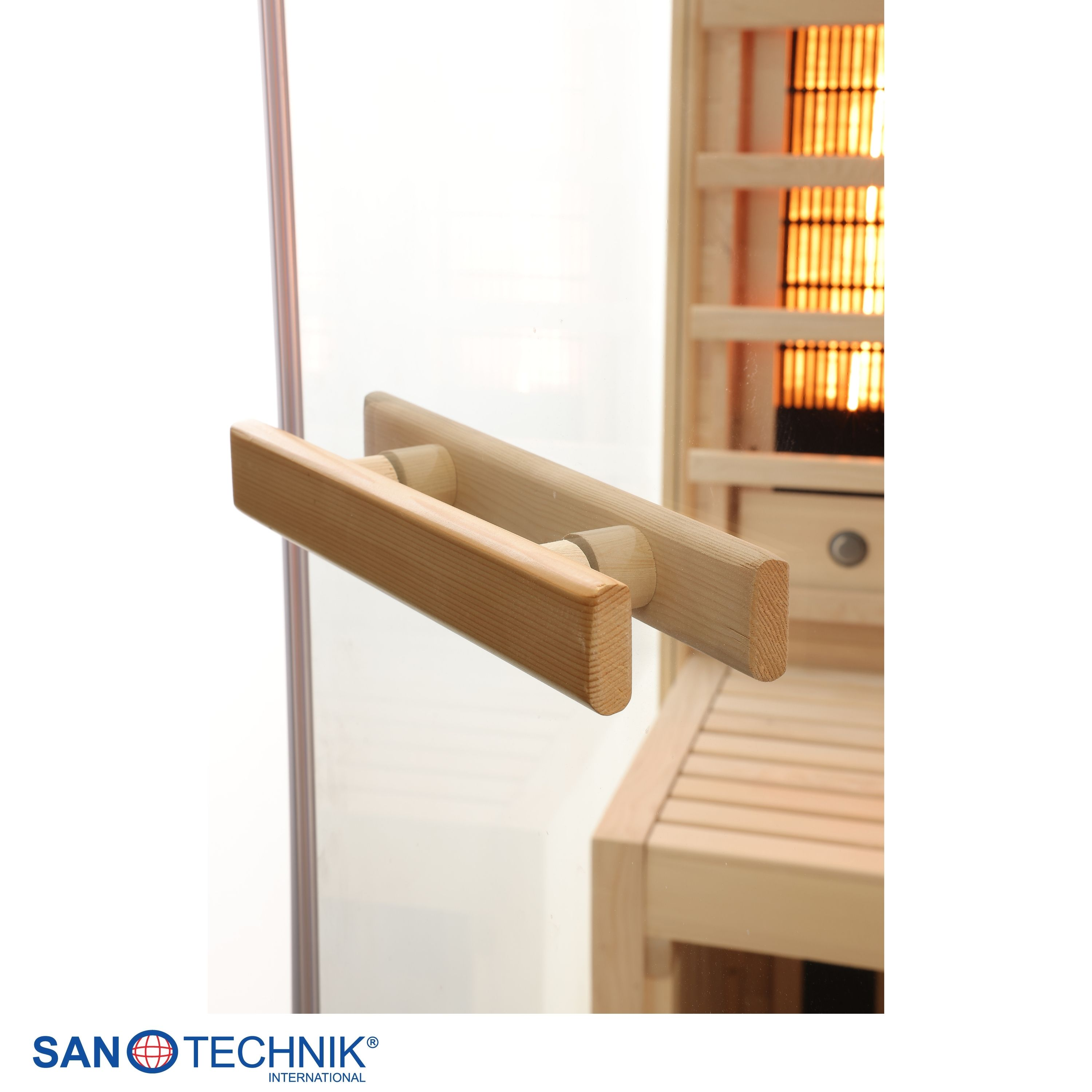 Holzgriff an einer Glastür, dahinter eine Sauna mit Heizstäben und Sitzbank.