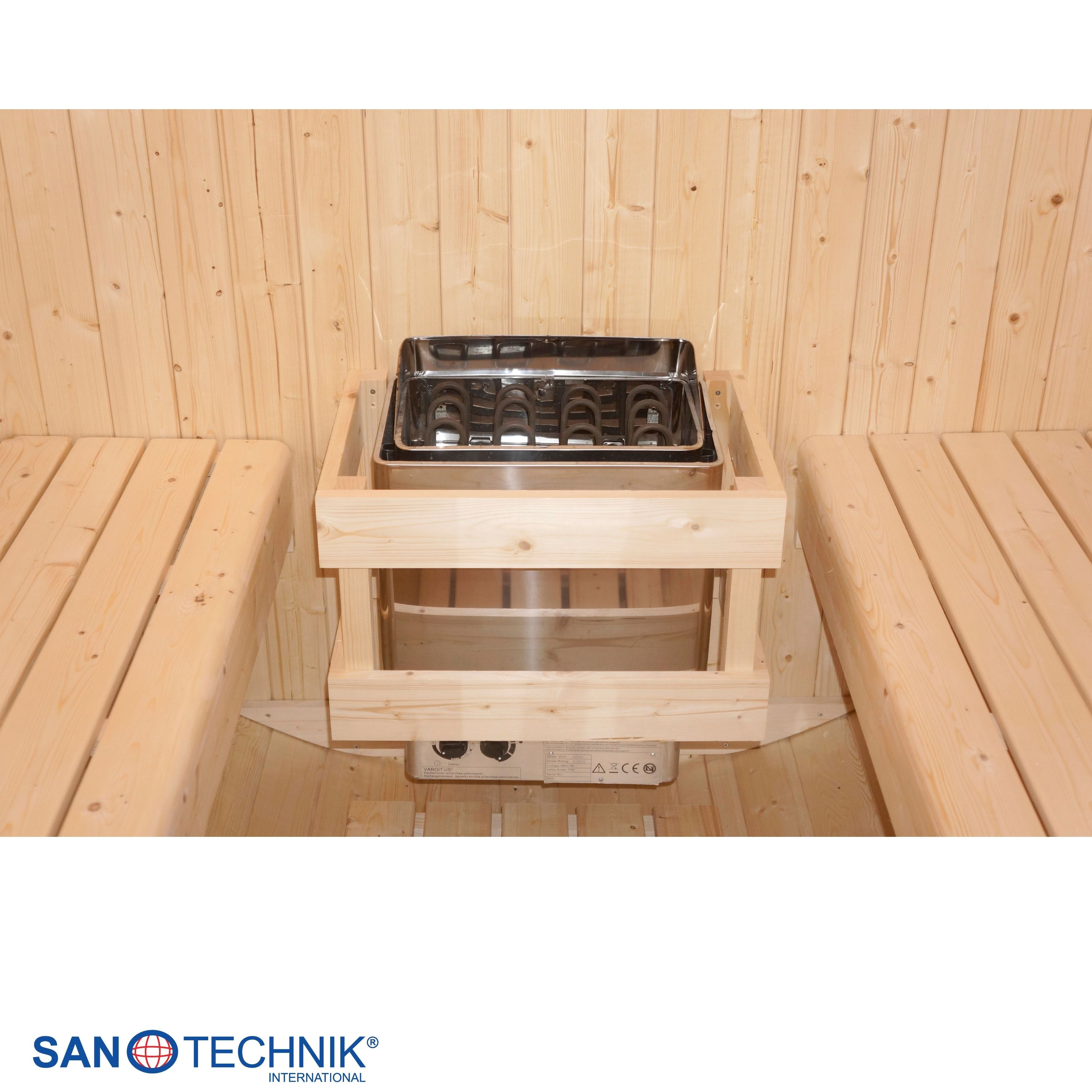 Ein Saunaraum mit Holzbänken und einem Metallofen mit Heizelementen.