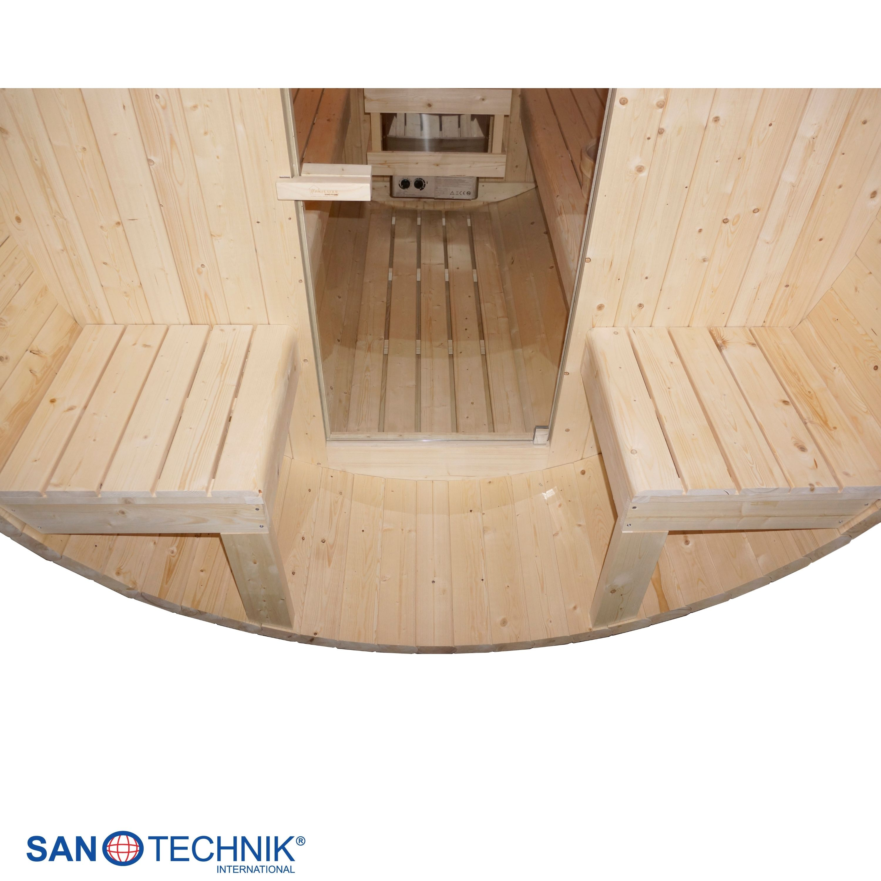Innenansicht einer Holzsauna mit Bänken und einem Ofen.