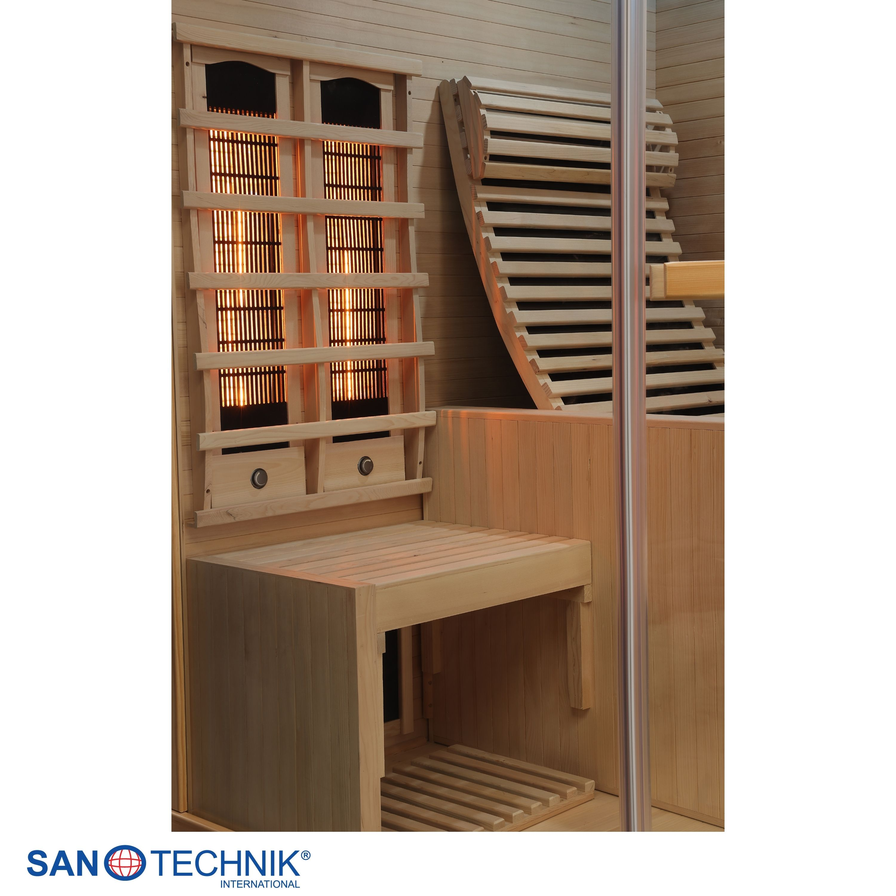Innenansicht einer holzverkleideten Sauna mit Sitzbänken und leuchtenden Infrarotstrahlern.