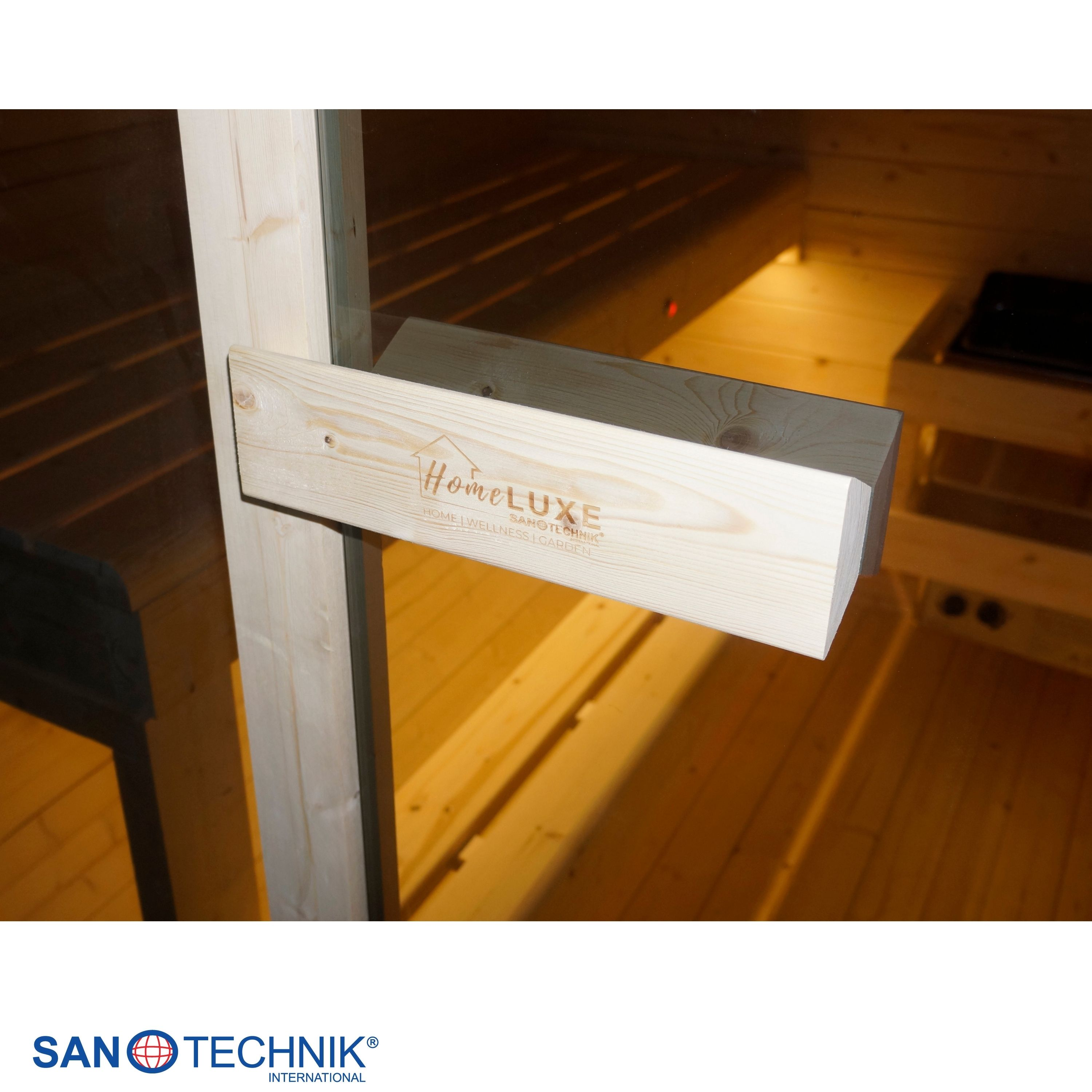Ein Holzbalken mit dem Logo "HomeLUXE" in einer holzverkleideten Sauna.