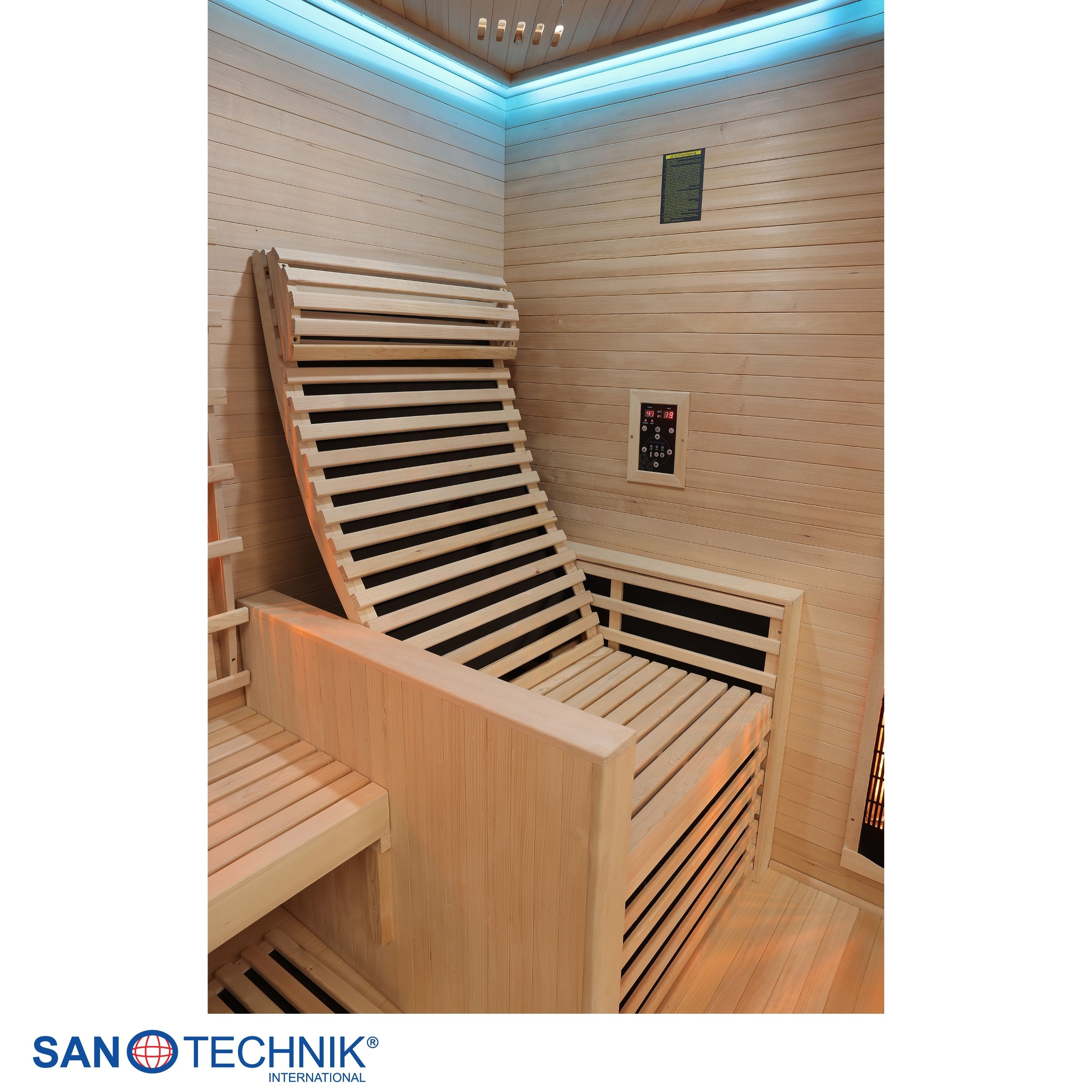 Holzsauna mit verstellbarer Liege, digitaler Steuerung und blauer Beleuchtung.
