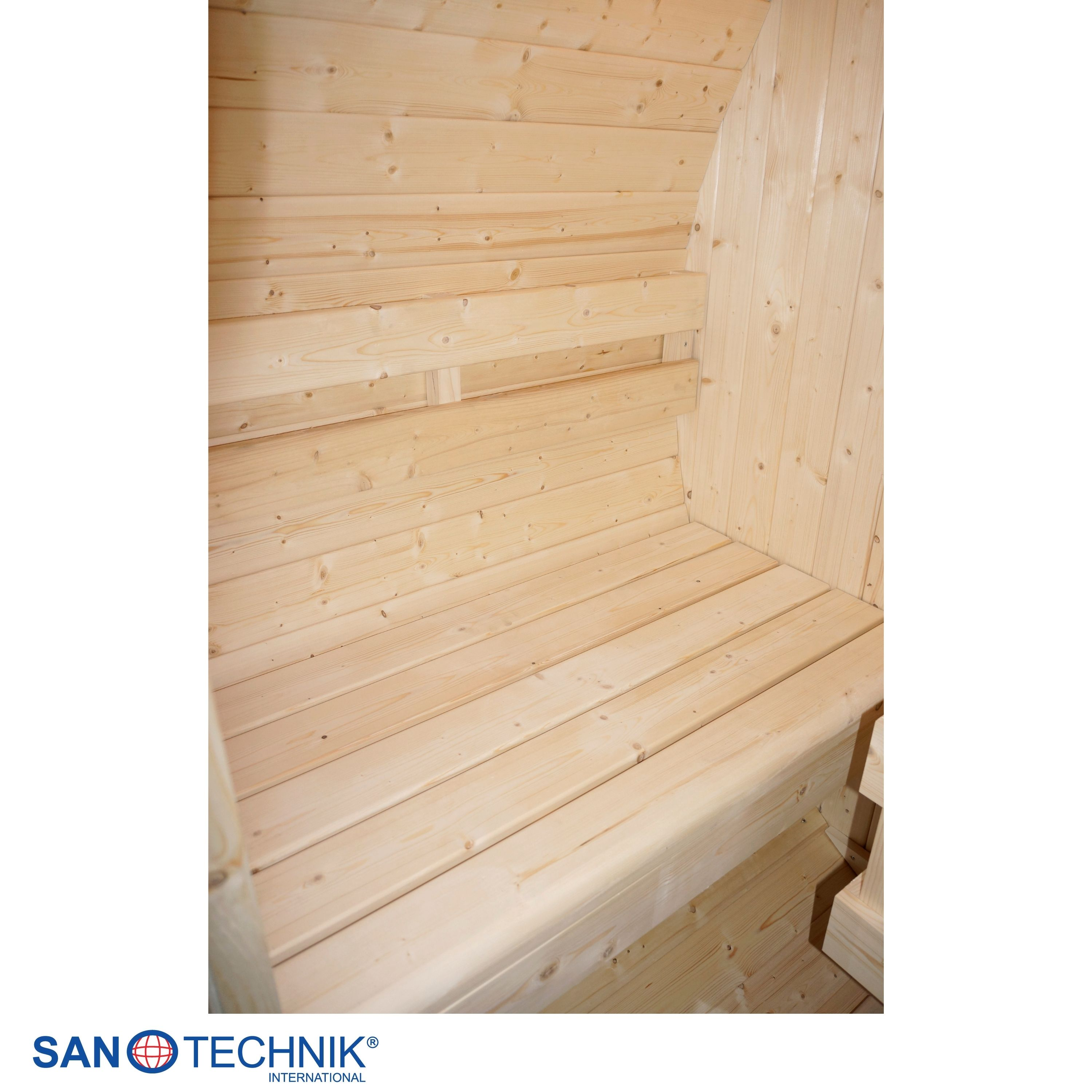 Innenansicht einer Holzbemper mit Sitzbänken und Holzwänden.