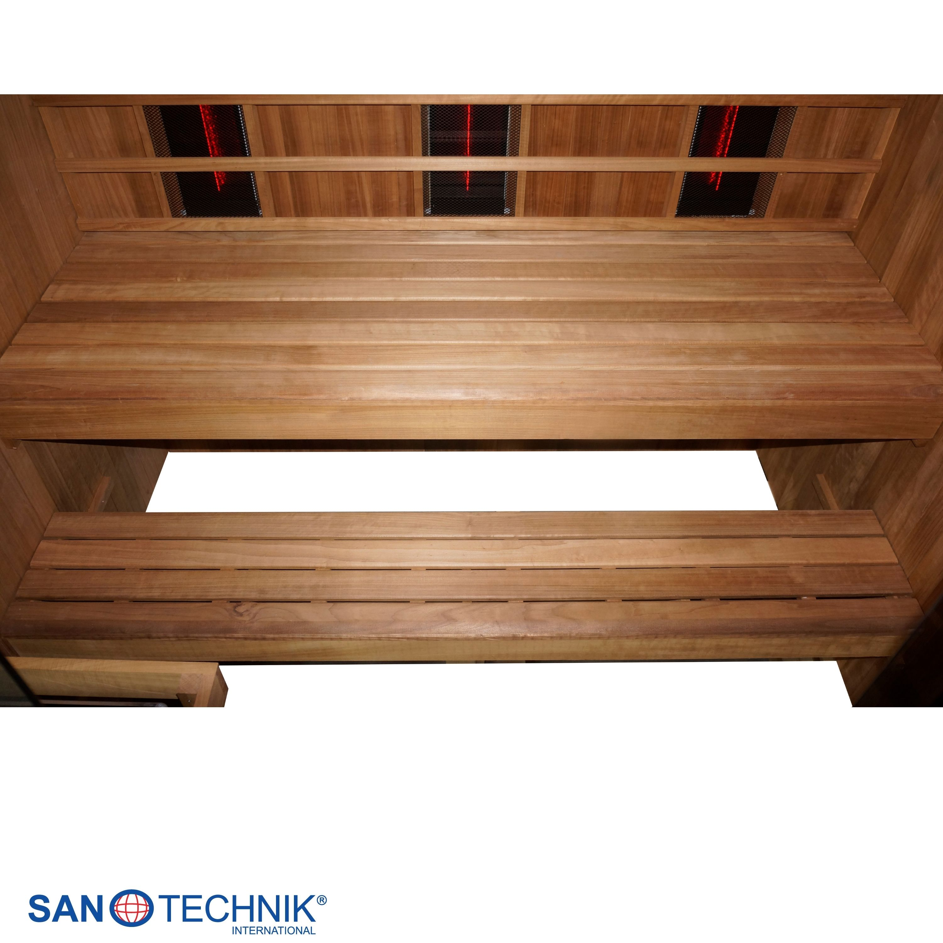Holzsauna mit roten Infrarotlampen und Sitzbänken.