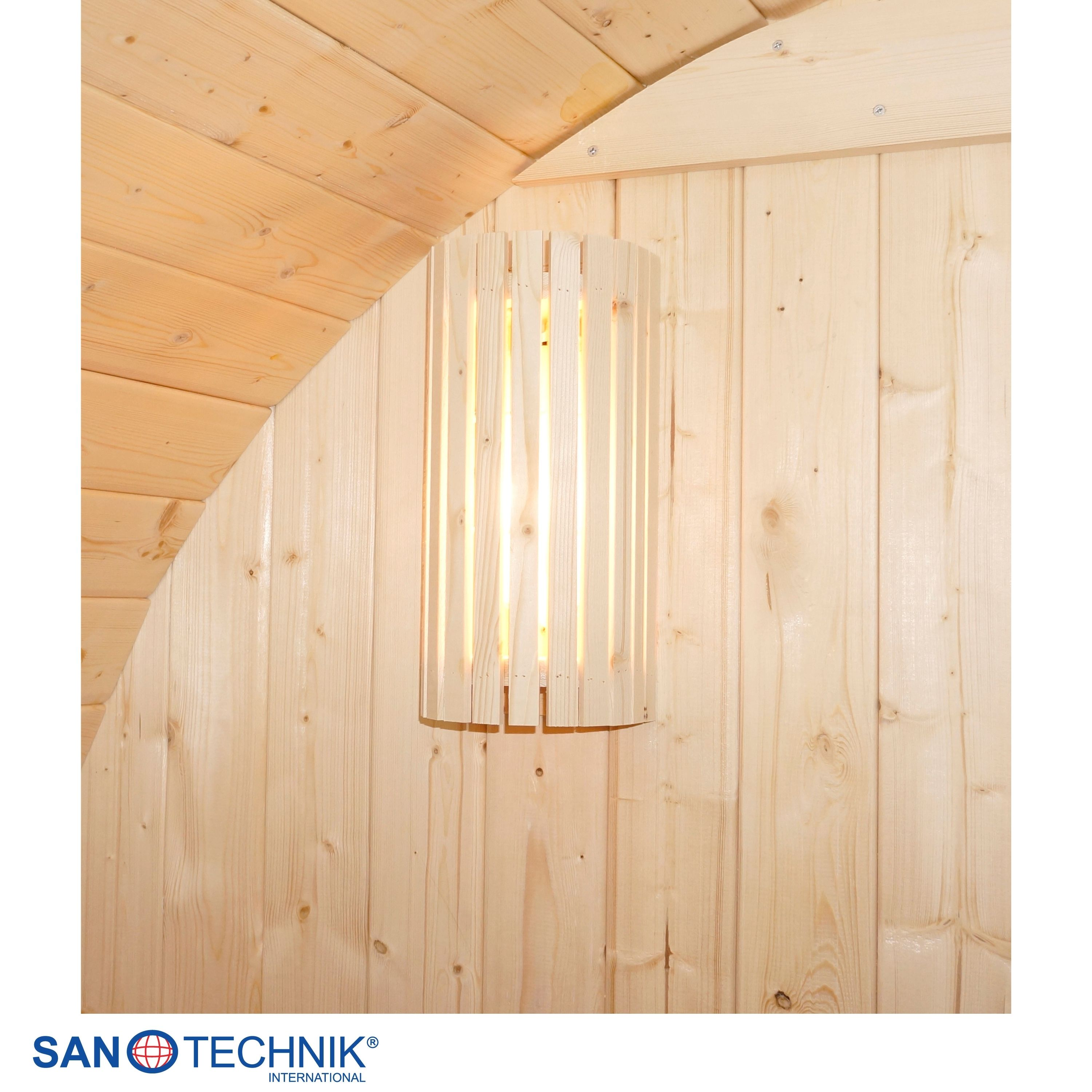 Eine Wandlampe aus Holzlamellen beleuchtet einen Raum mit Holzvertäfelung.